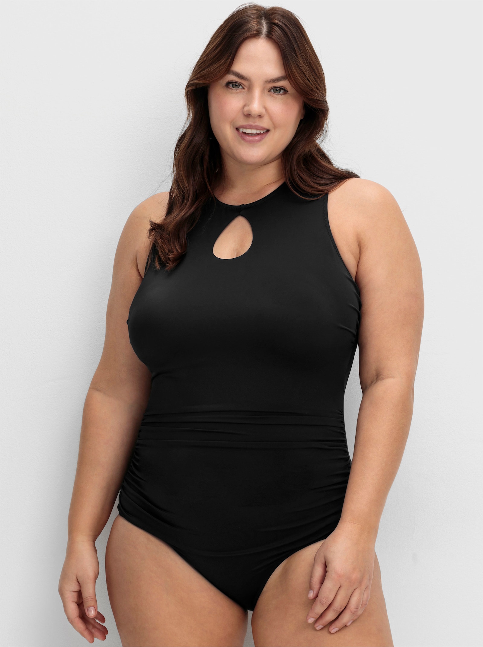 sheego Badeanzug mit Cut-out - schwarz