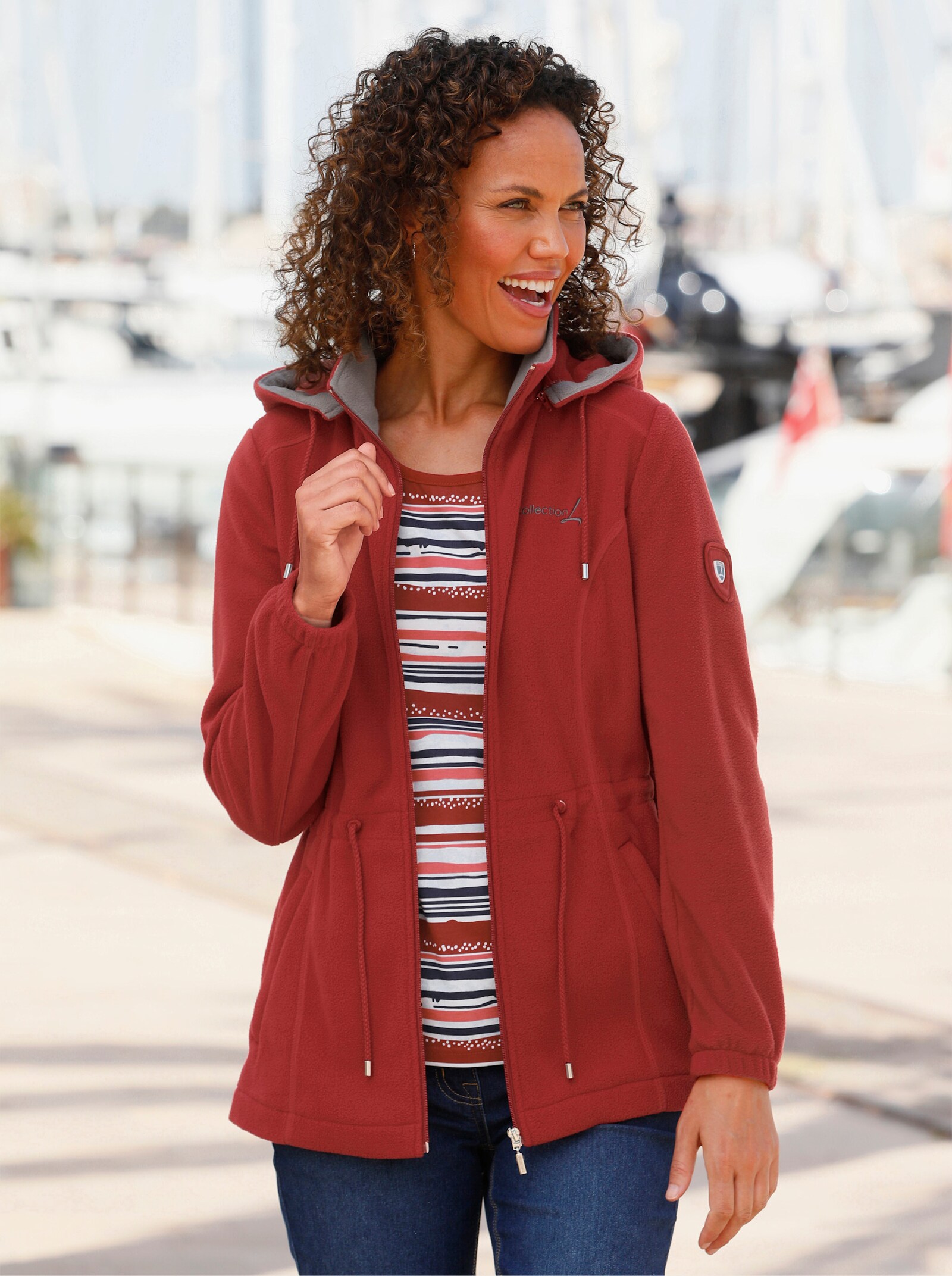 Fleecejacke mit abnehmbarer Kapuze - kirsche