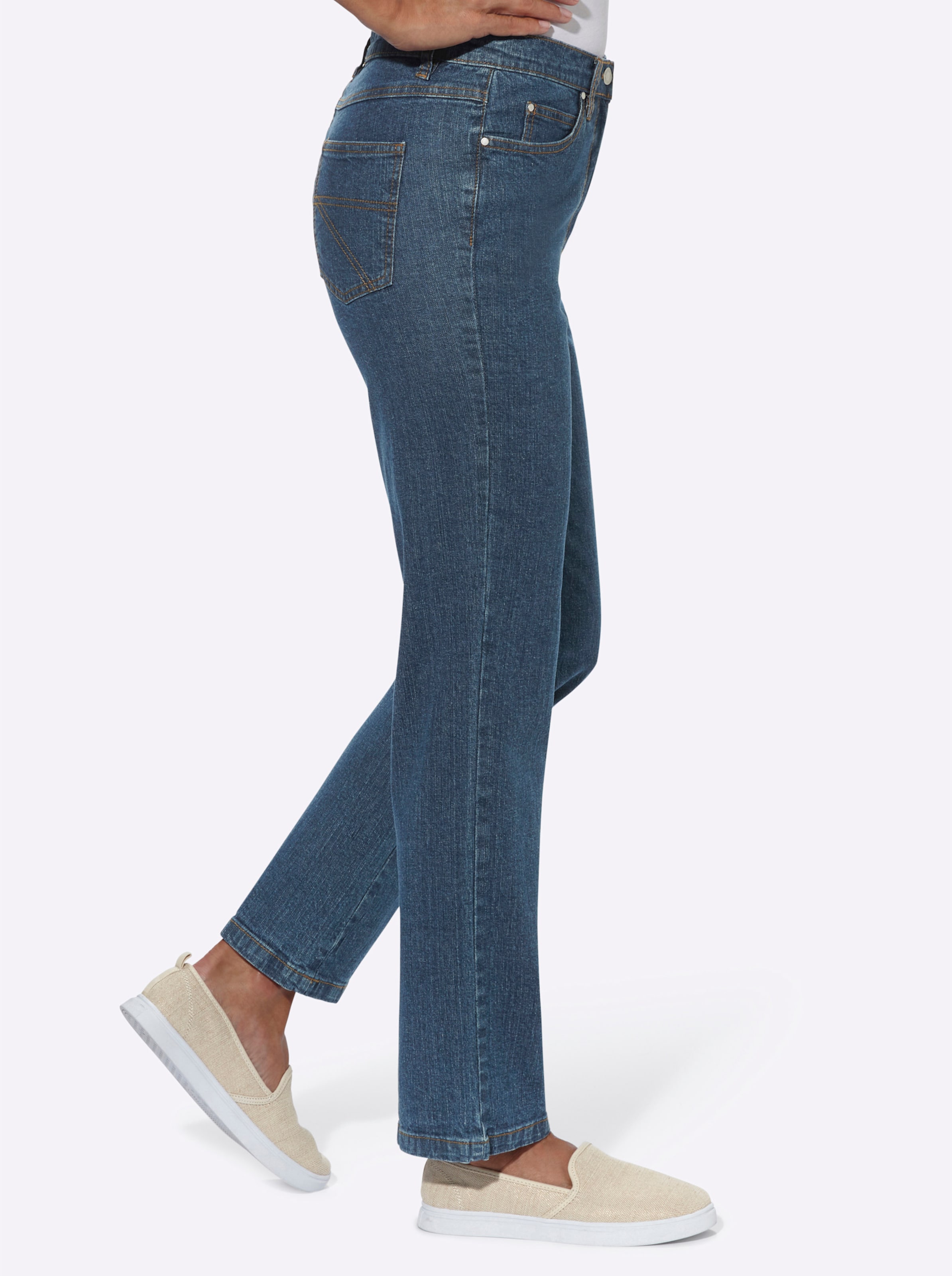 Pocket  günstig Kaufen-5-Pocket-Jeans in blue-stone-washed von heine. 5-Pocket-Jeans in blue-stone-washed von heine <![CDATA[Sitzt super dank Baumwoll-Stretch: Klassische 5-Pocket Jeans mit stiltypischen Kontrastnähten. Rückwärtiger Sattel für die optimale Passform. Fußwei