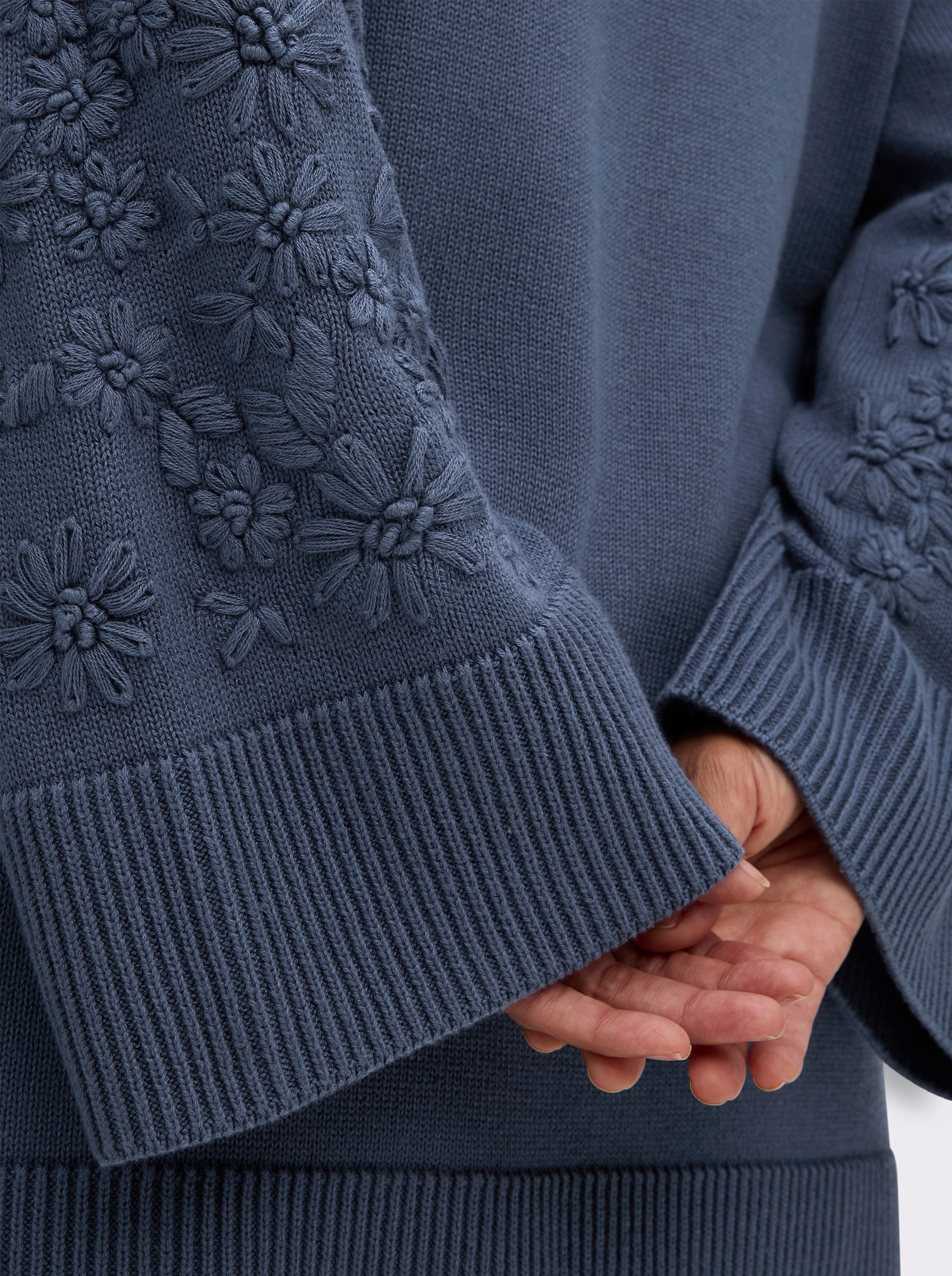 sheego Rollkragenpullover mit Stickereien am Ärmel - rauchblau