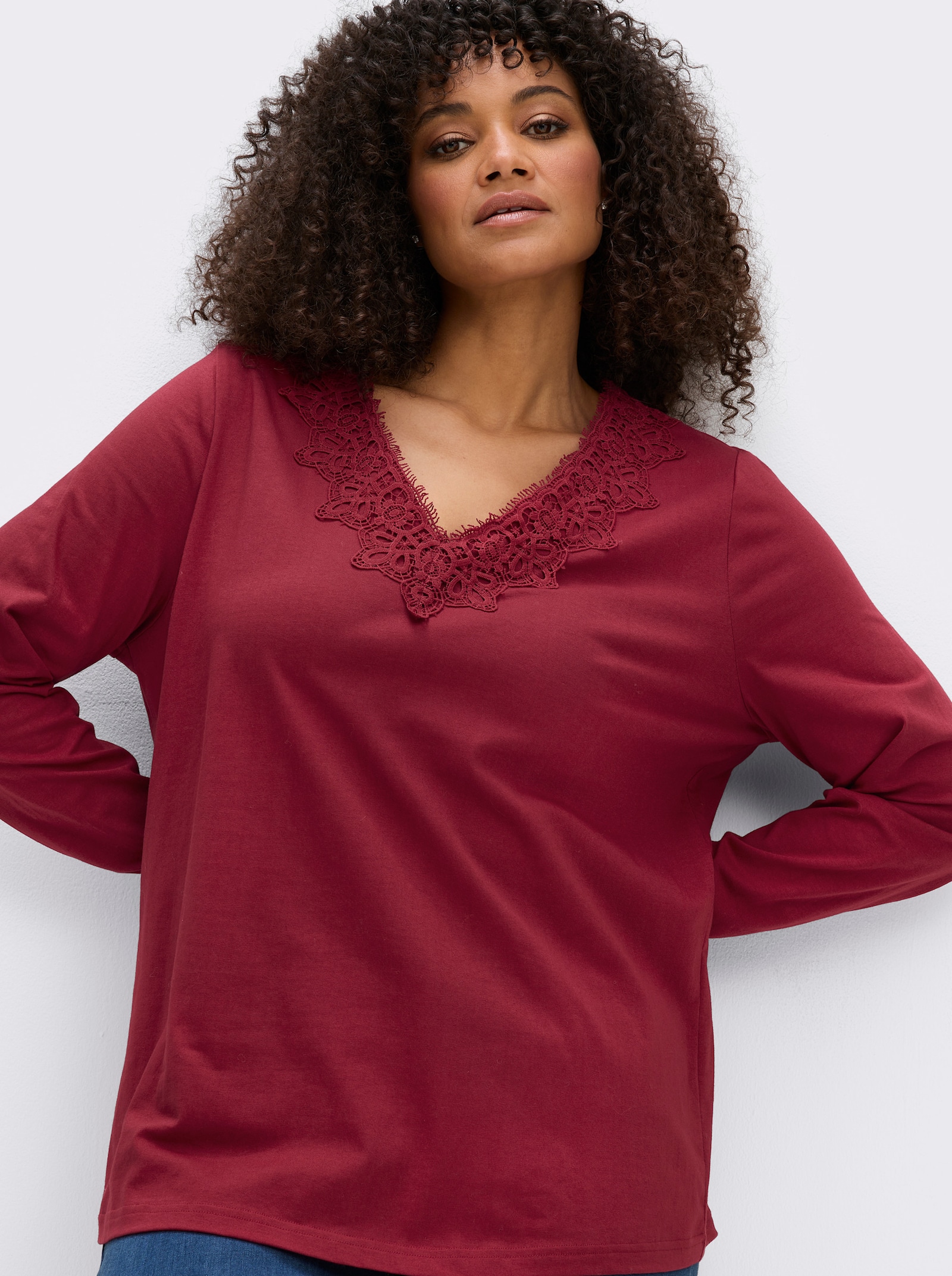 sheego by Joe Browns Langarmshirt mit Spitze am V-Ausschnitt - kirsche