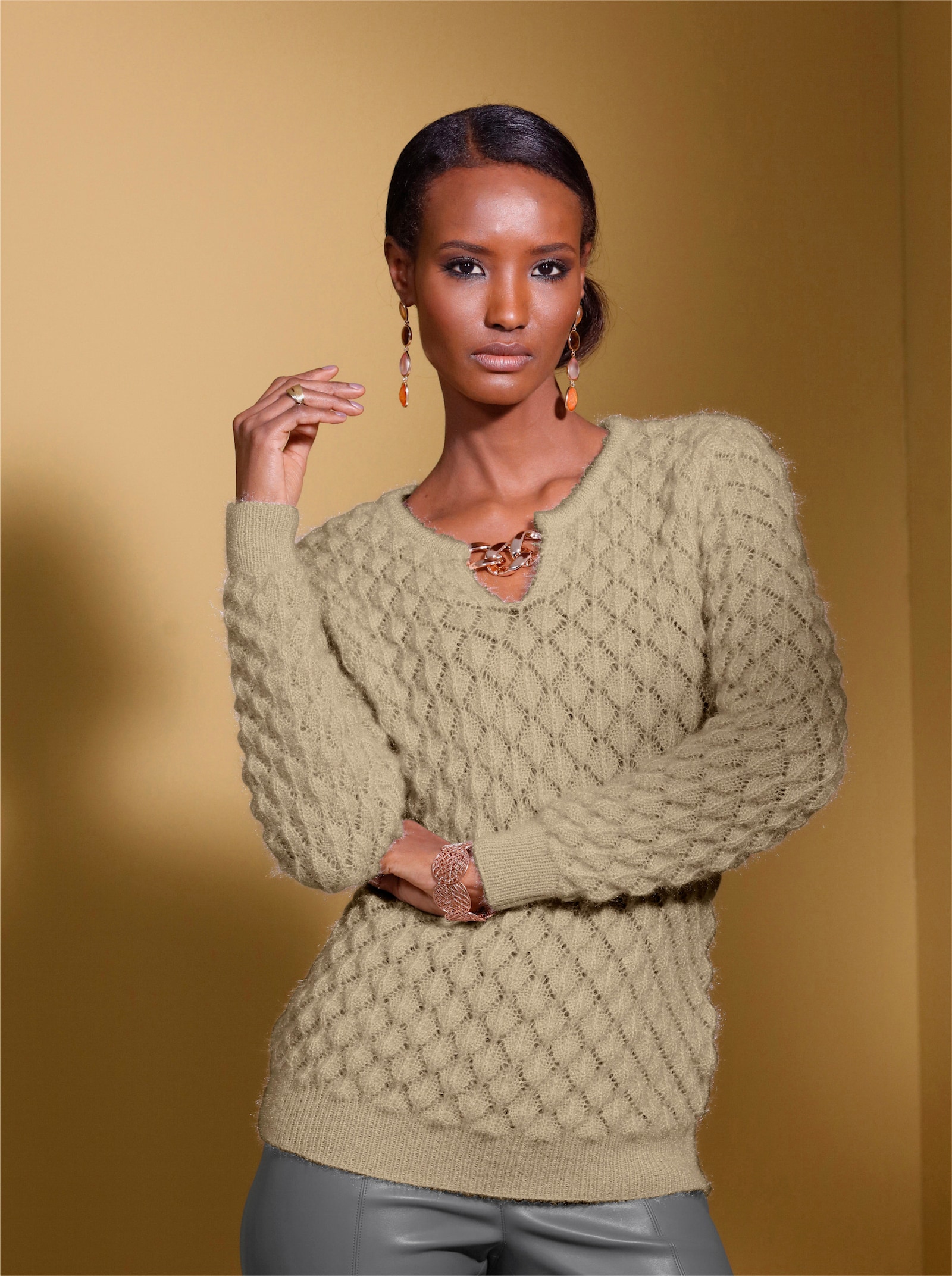 Ajourpullover mit Ketten-Applikation - sand