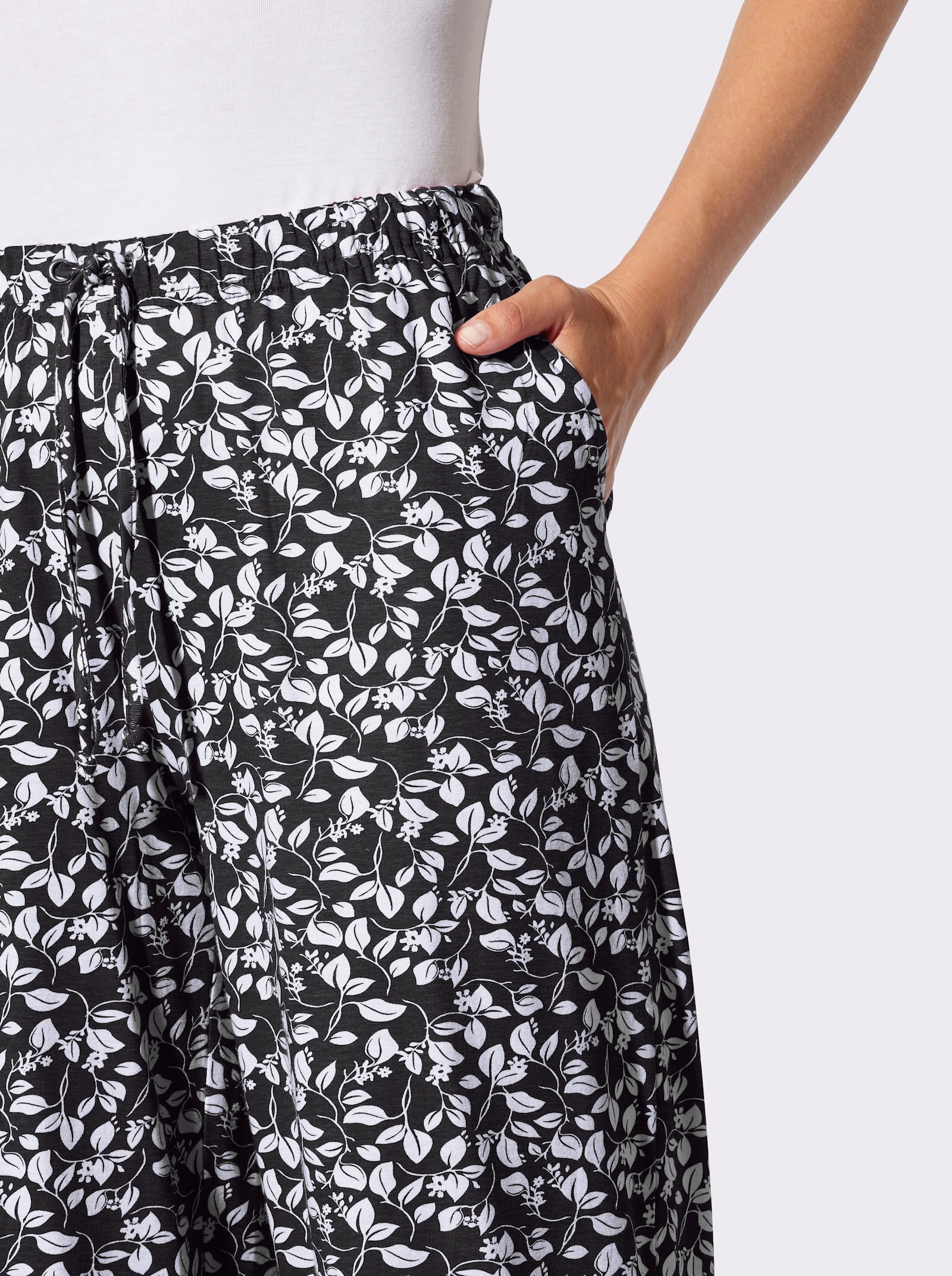 Schlupfhose mit Taschen - schwarz-weiß-bedruckt