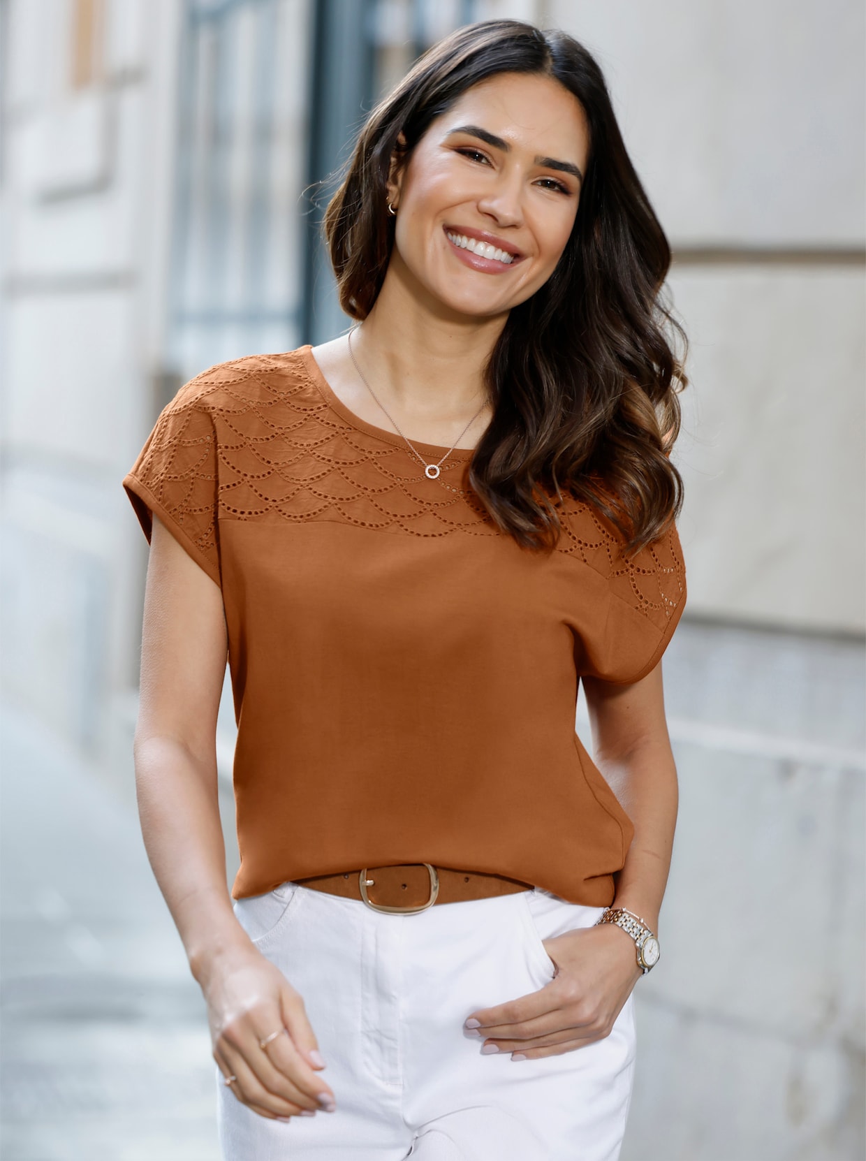 Kurzarmshirt mit Lochstickerei-Einsatz - cognac