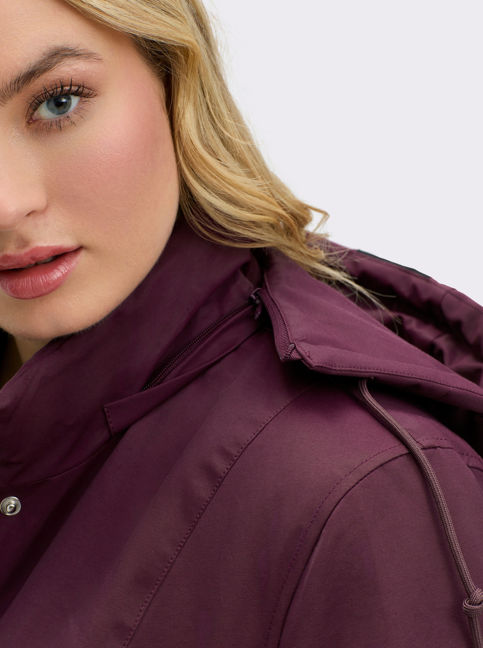 sheego Kapuzenjacke mit Kontrastdetails - burgund