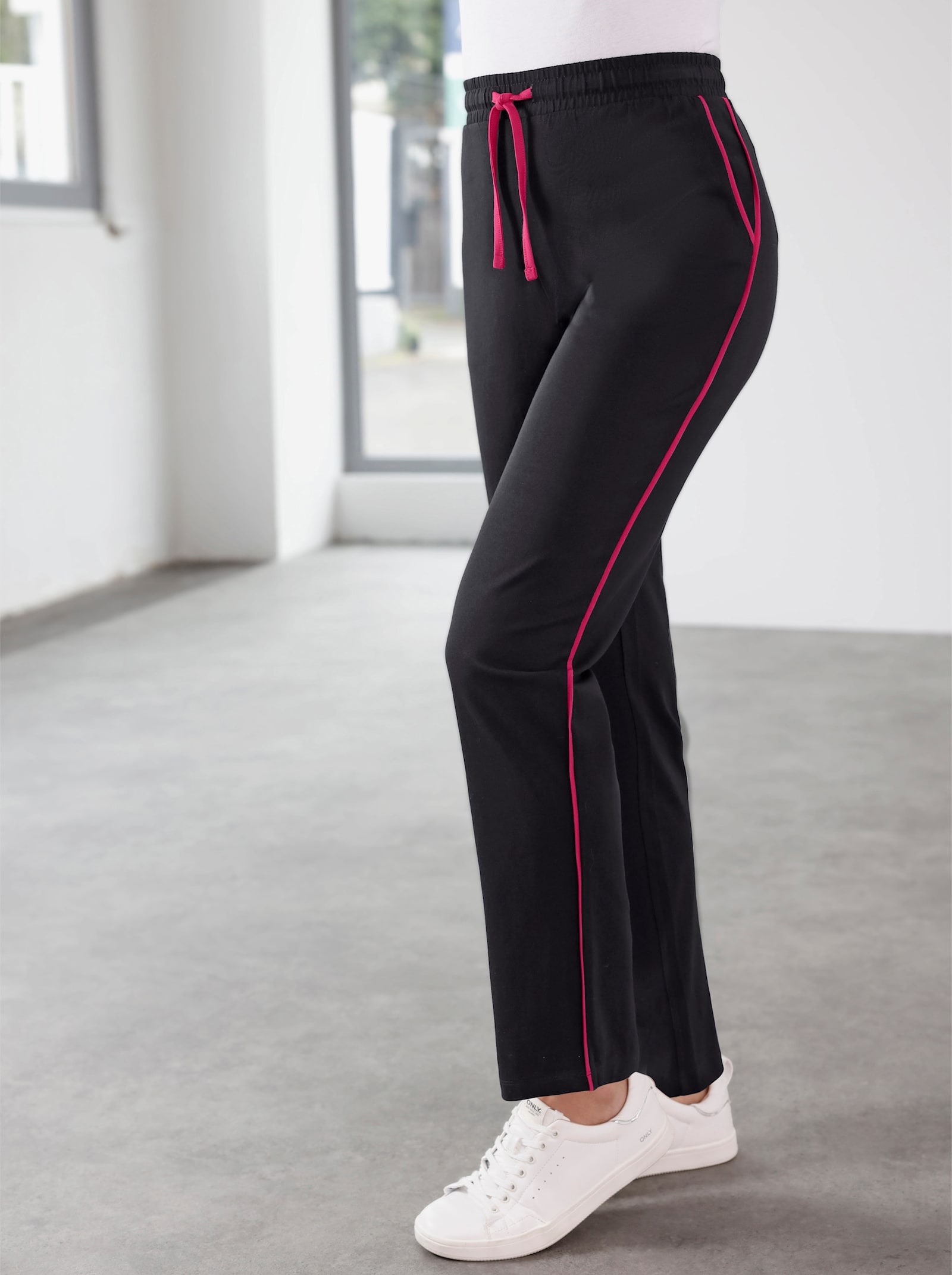 Freizeithose mit Kontrasten - schwarz + dunkelblau