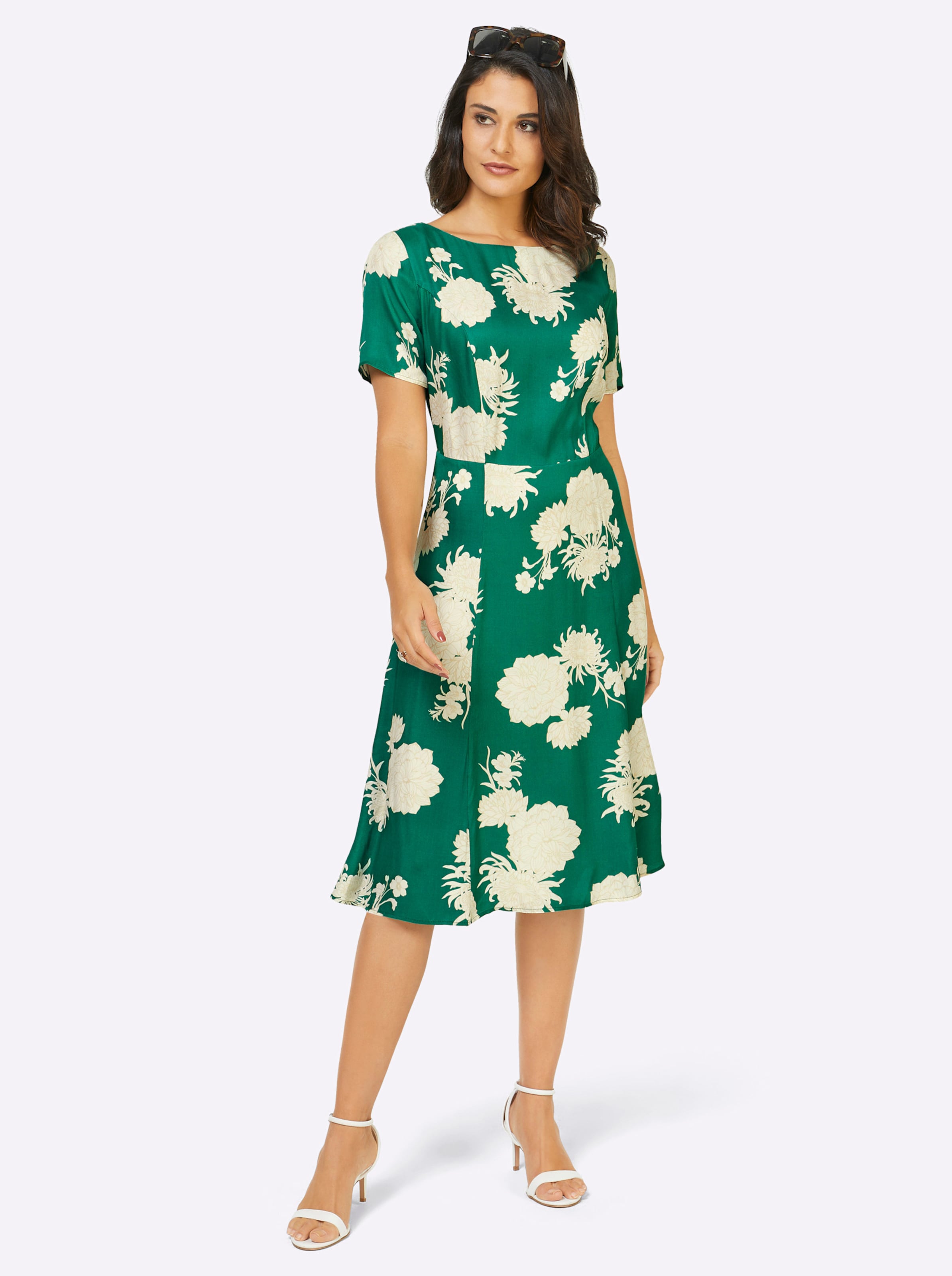 Die schimmernden günstig Kaufen-Kleid in grün-ecru-bedruckt von heine. Kleid in grün-ecru-bedruckt von heine <![CDATA[Dieses Kleid feiert die Weiblichkeit! Und es begeistert mit seinem großartigen Blumen-Print, und der leicht schimmernden, reinen und angenehmen Viskose-Qualit