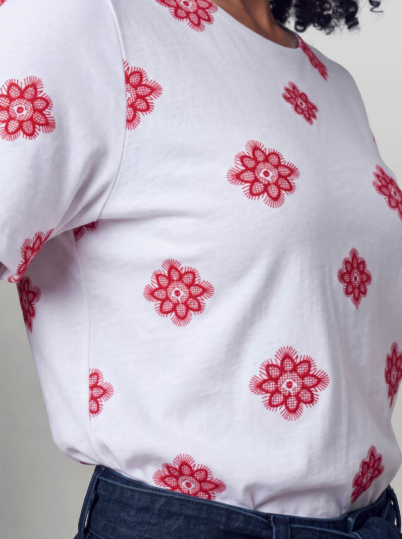 heine Kurzarmshirt mit Blumen-Stickereien - weiß-erdbeere-gemustert