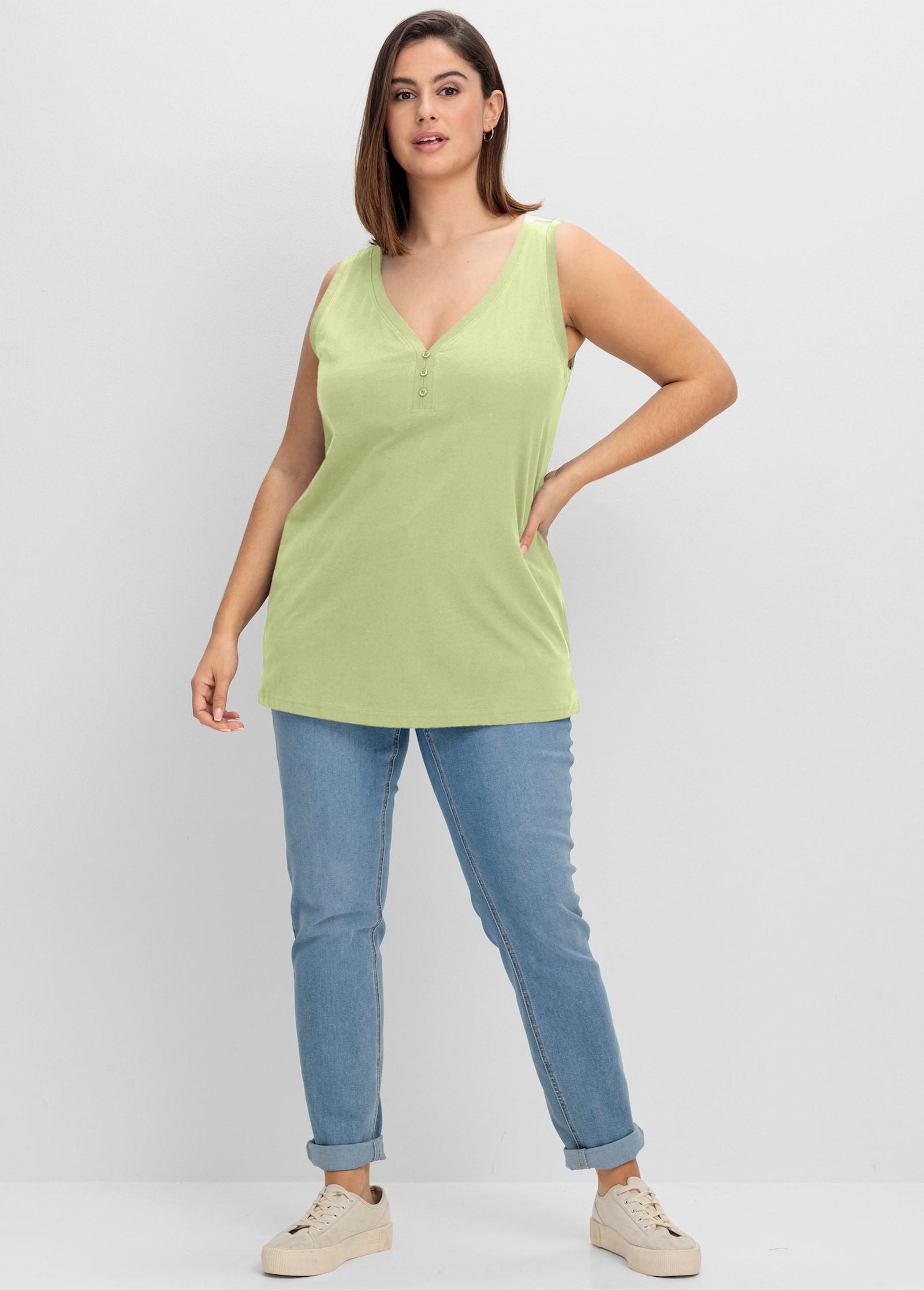 sheego Tanktop mit V-Ausschnitt und Zierknopfleiste - pistazie
