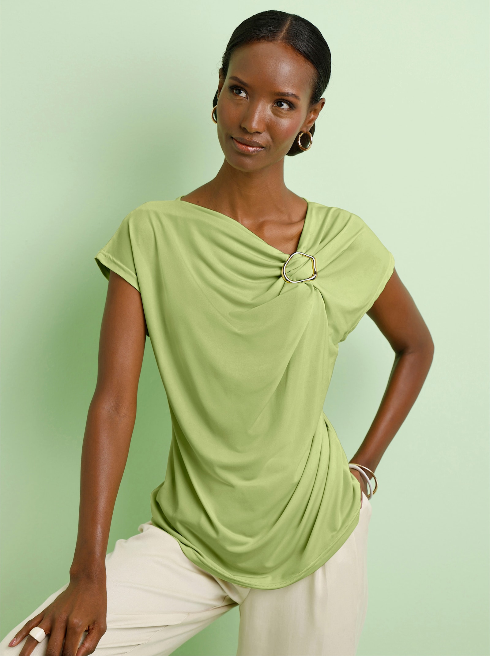 Kurzarmshirt mit Zierspange - pistazie