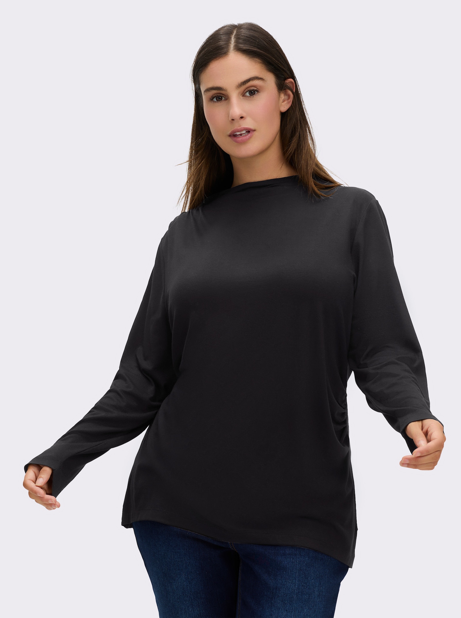 sheego Langarmshirt mit Raffung an der linken Schulter - schwarz