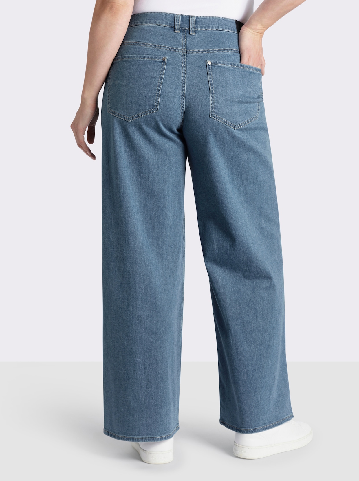 sheego Jean avec jambes larges - bleu blanchi