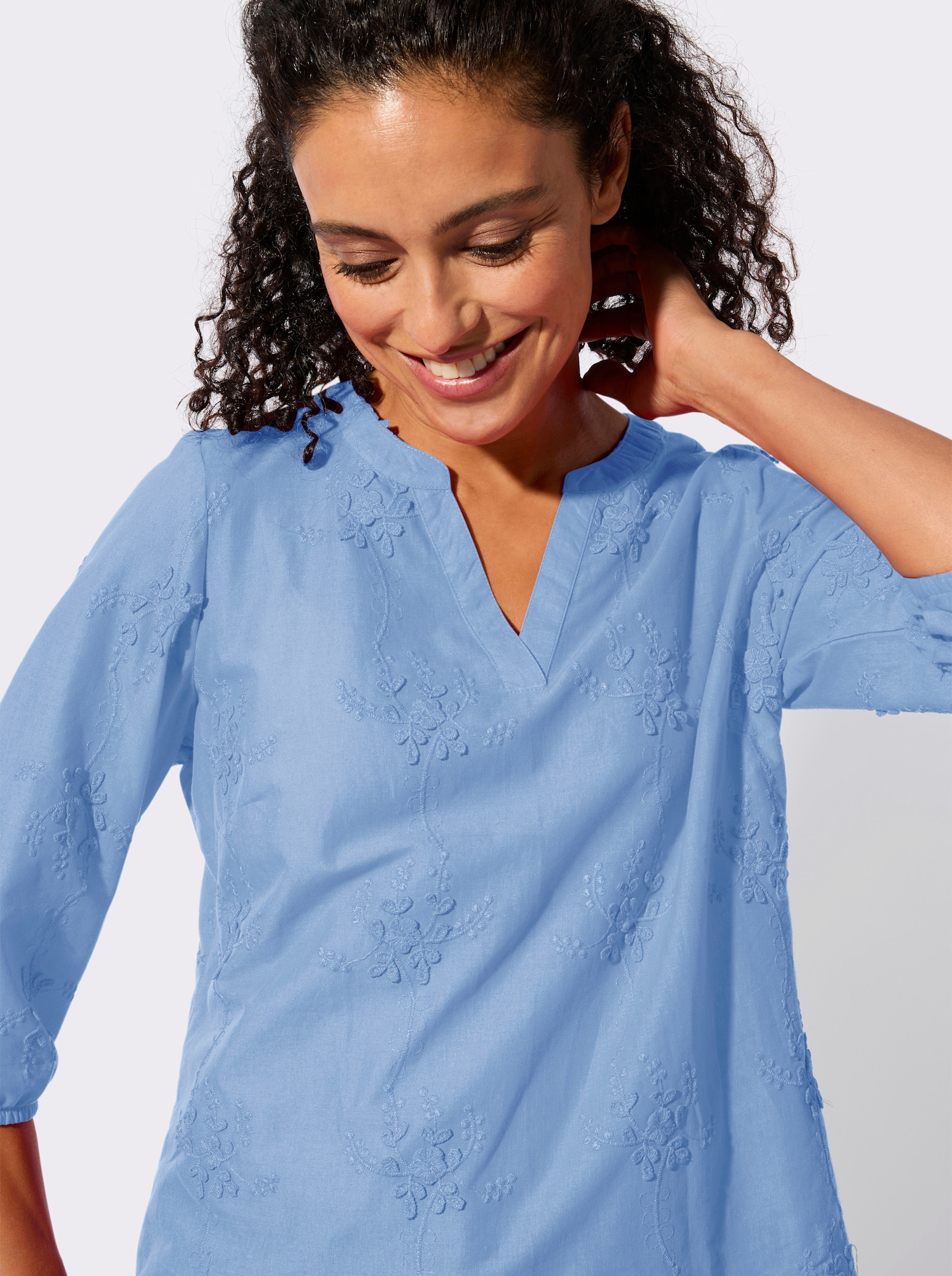 Baumwollbluse mit 3D-Blütenstickerei - himmelblau