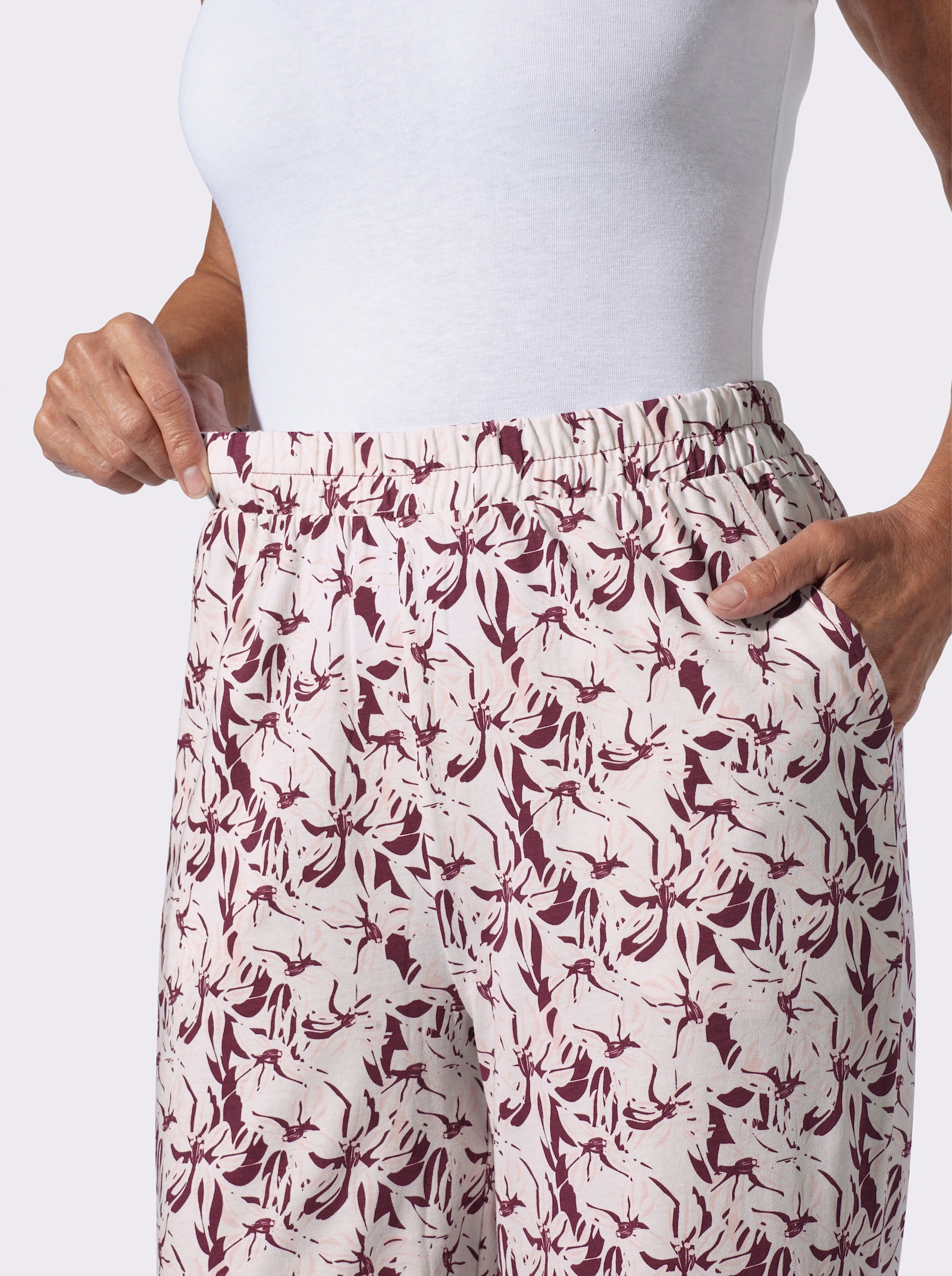 Freizeithose im Blumen-Dessin - ecru-bordeaux-bedruckt