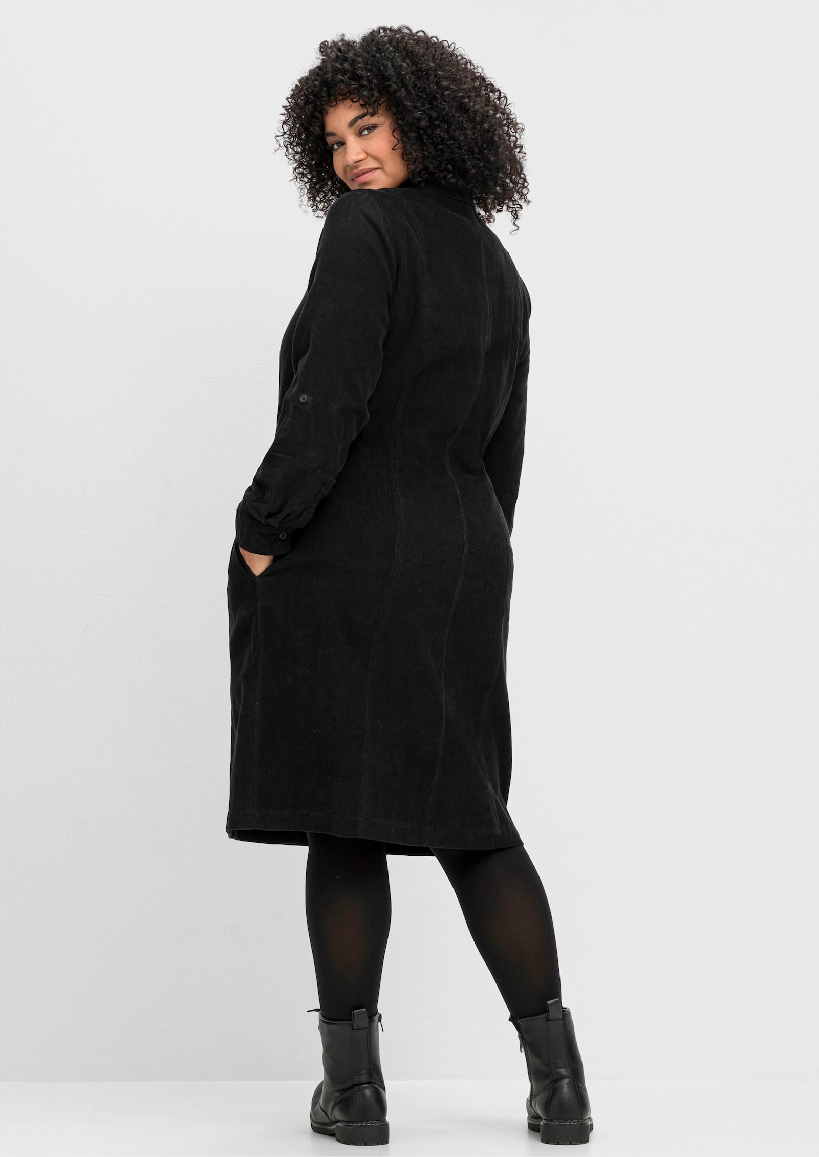 sheego Robe-chemiser en velours côtelé doux - noir