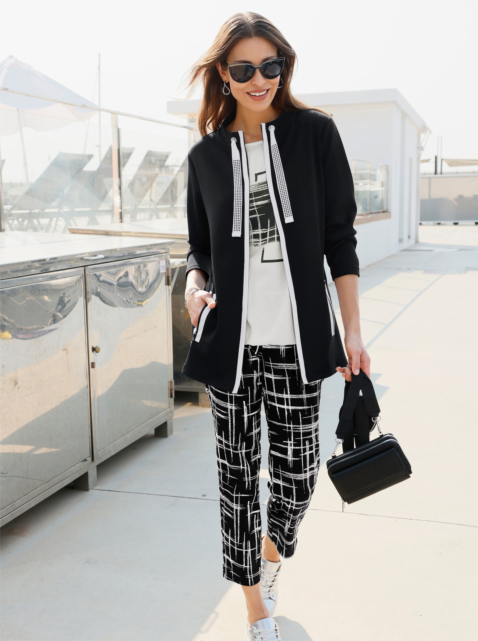 Schlupfbluse mit überschnittenen Schultern - weiß-schwarz-bedruckt