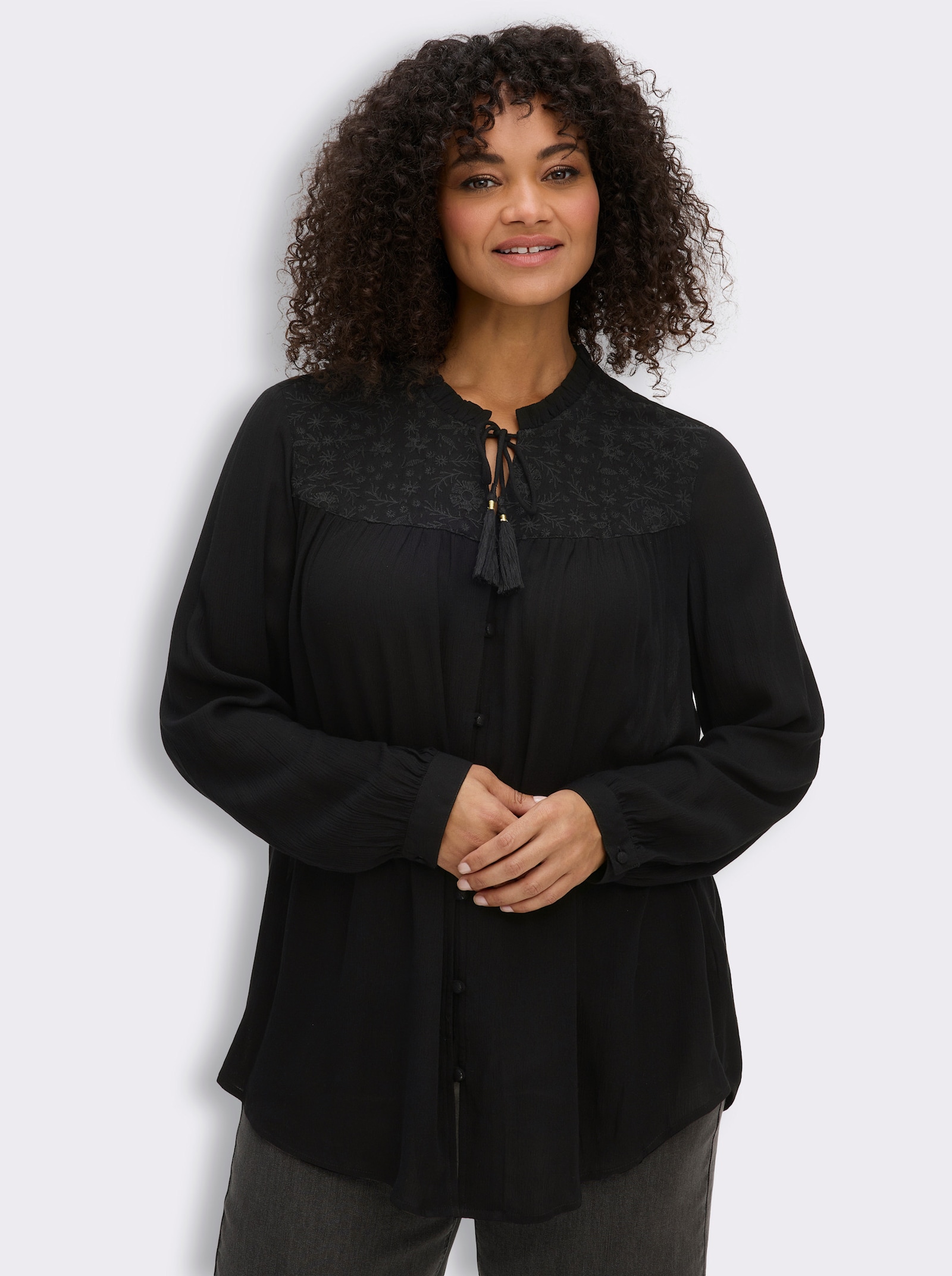 sheego Crinklebluse mit bestickter Passe - schwarz