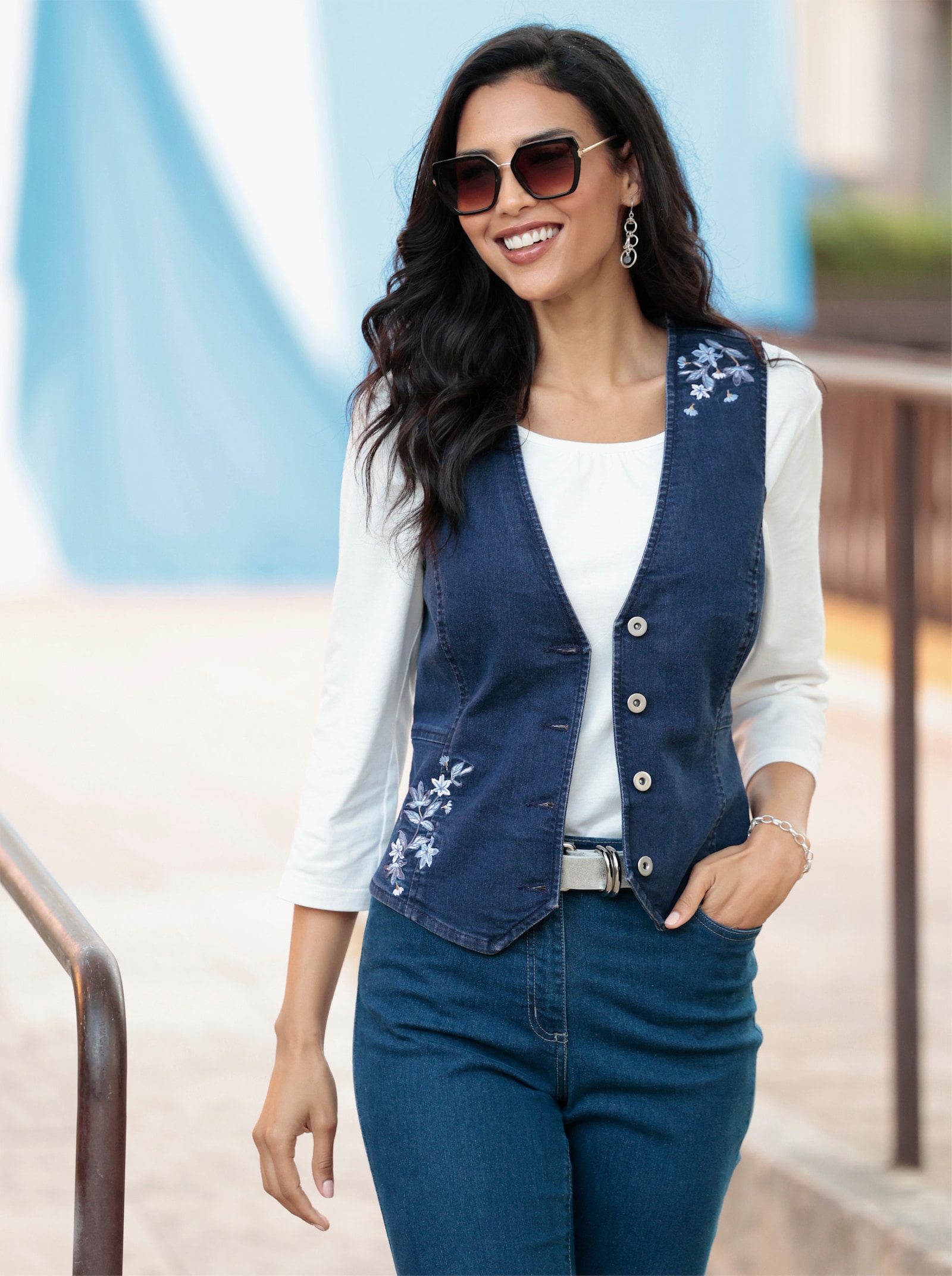 Jeansweste mit Blüten-Stickereien - blue-stone-washed