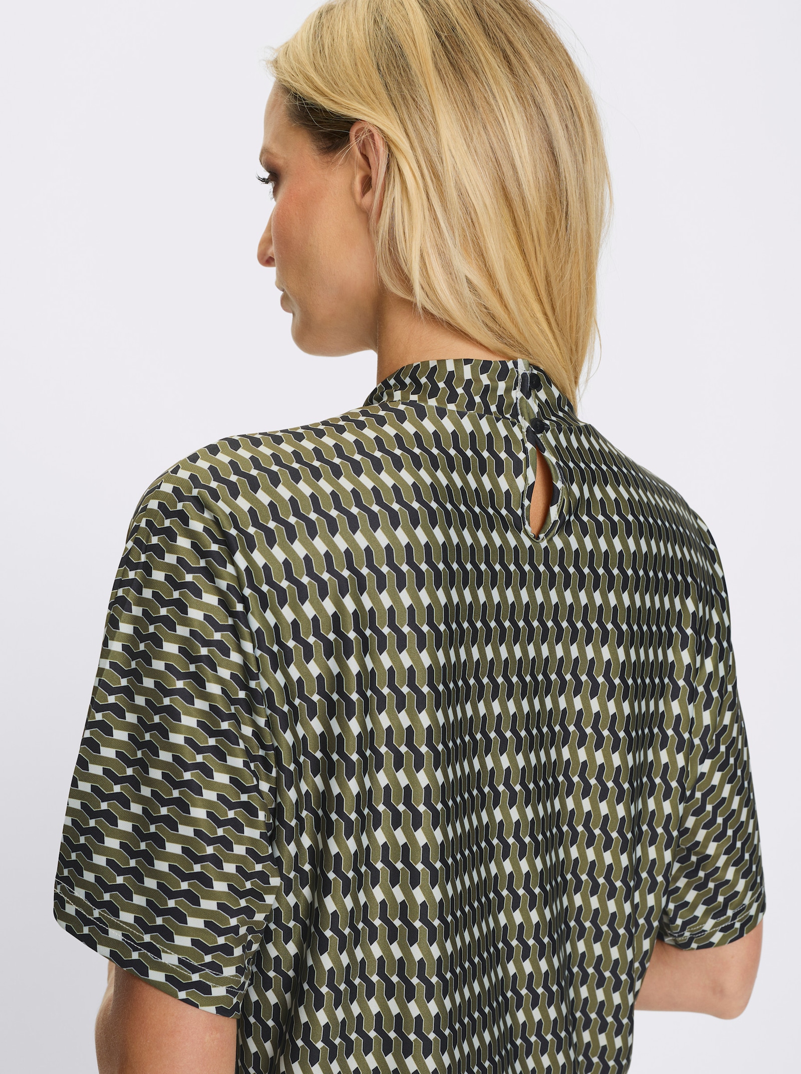 heine Blusenshirt Ausschnitt mit Kräuselung - oliv-schwarz-bedruckt