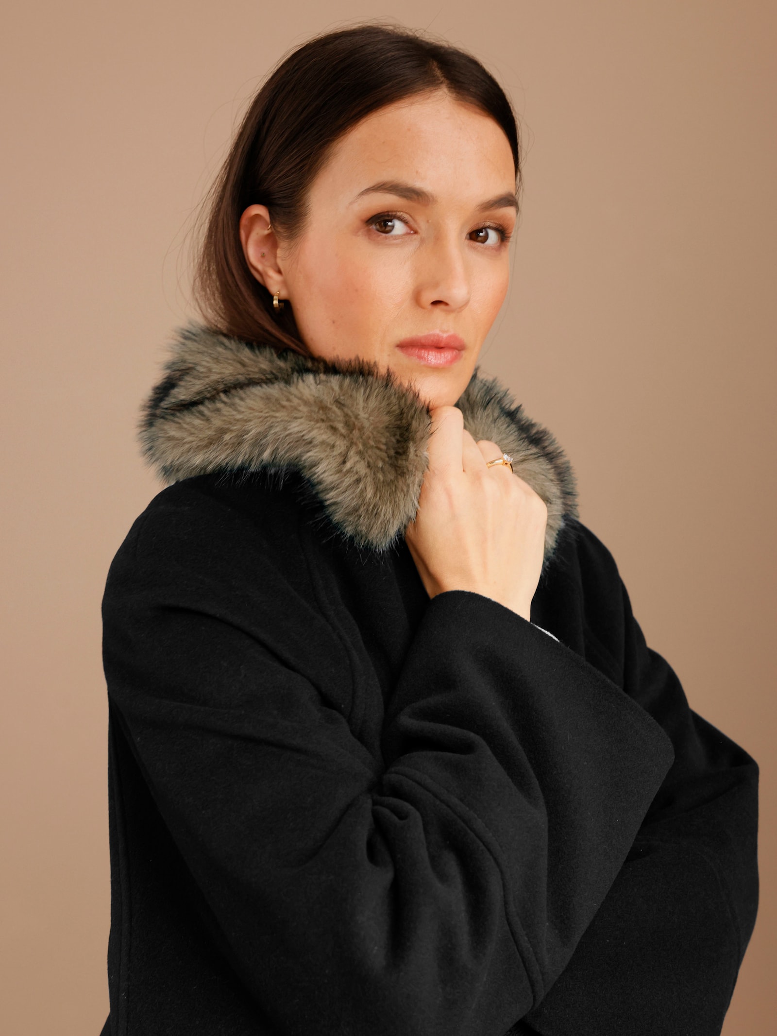 CREATION L PREMIUM Wolljacke mit Pelz-Imitat-Kragen - schwarz