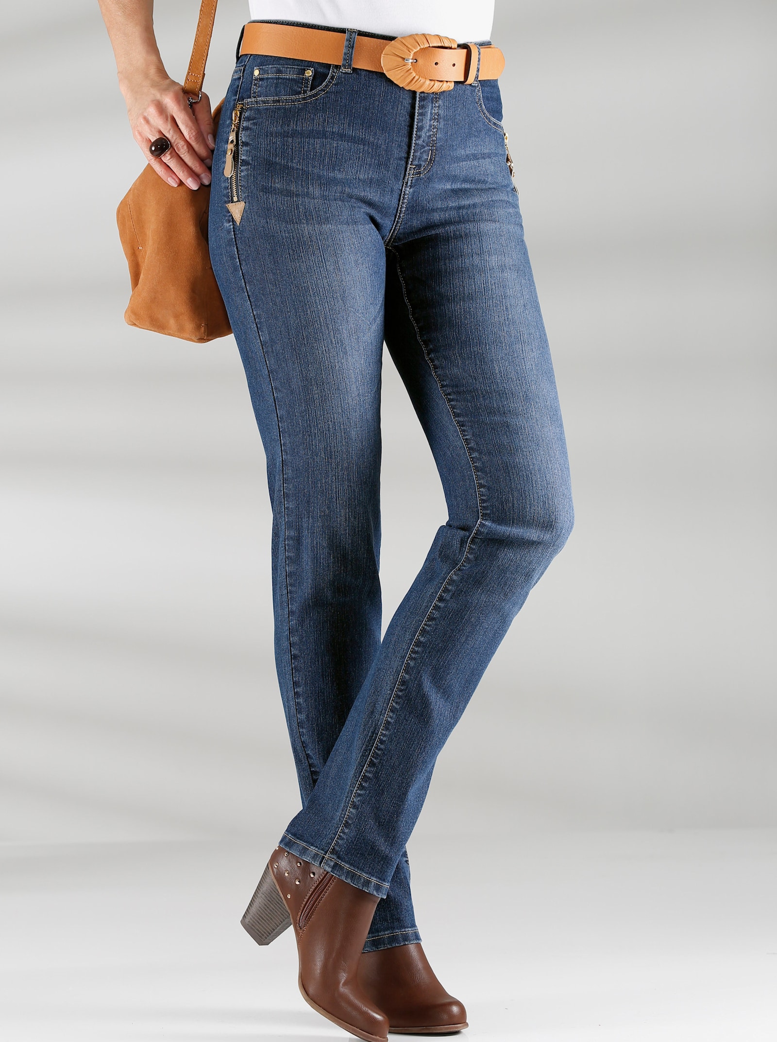 5-Pocket-Jeans mit Reißverschluss und Lederimitat-Anhänger - blue-stone-washed