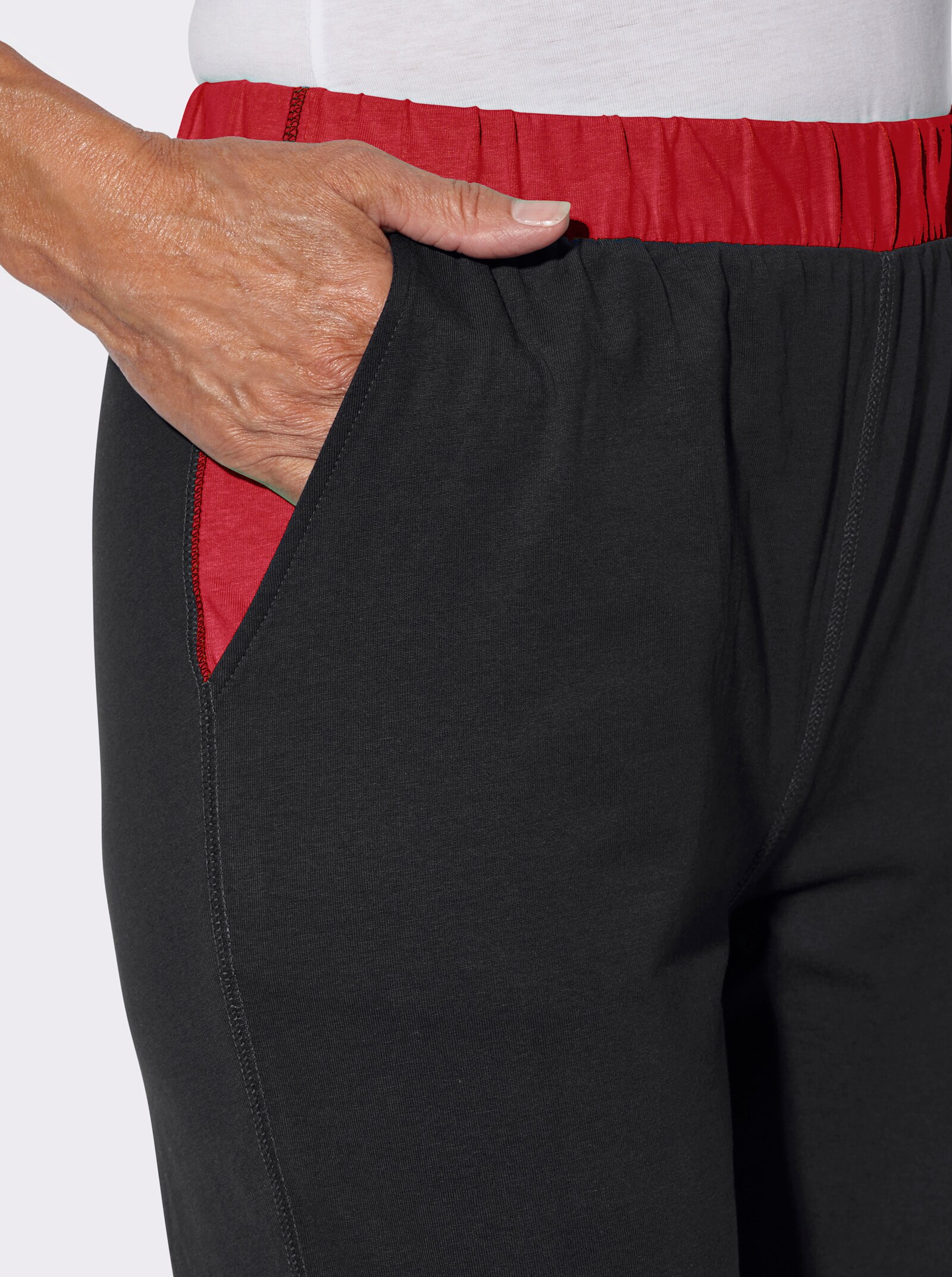 Freizeithose mit Kontrast-Akzenten - schwarz-rot