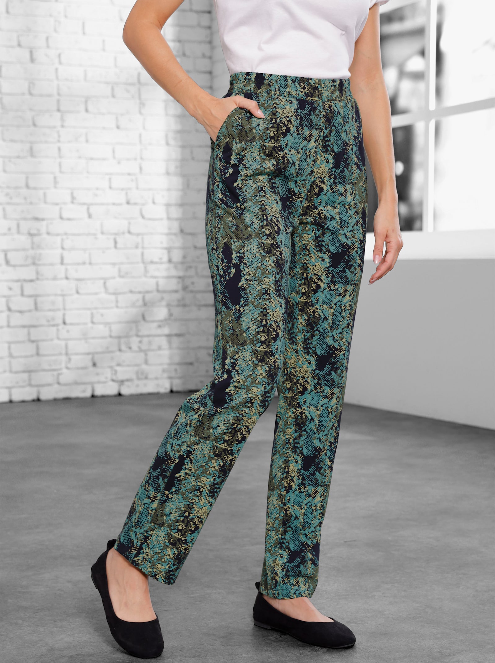 Vrijetijdsbroek met slangendessin - marine/salie bedrukt