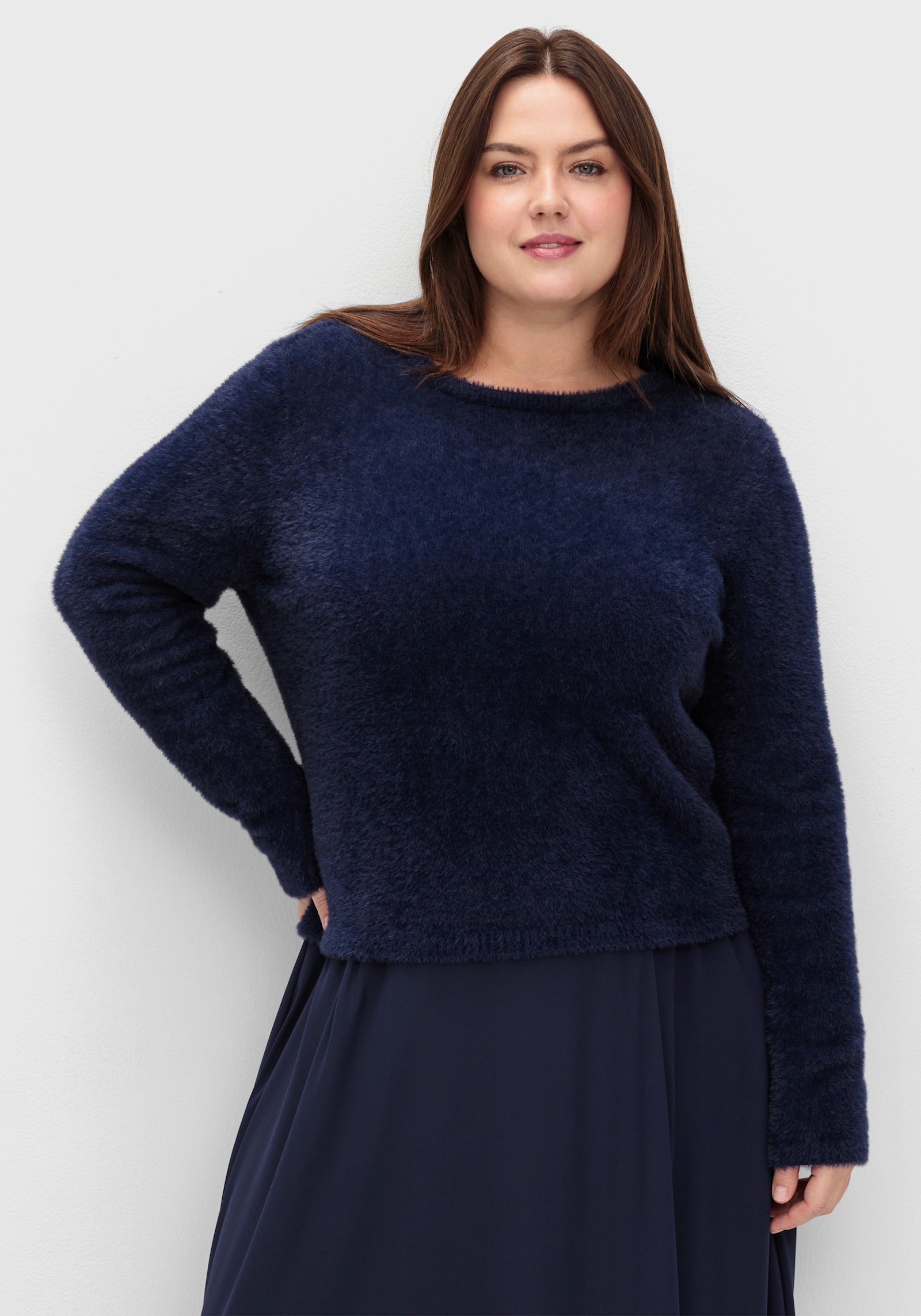 sheego Pullover mit tiefem V-Ausschnitt hinten - marine