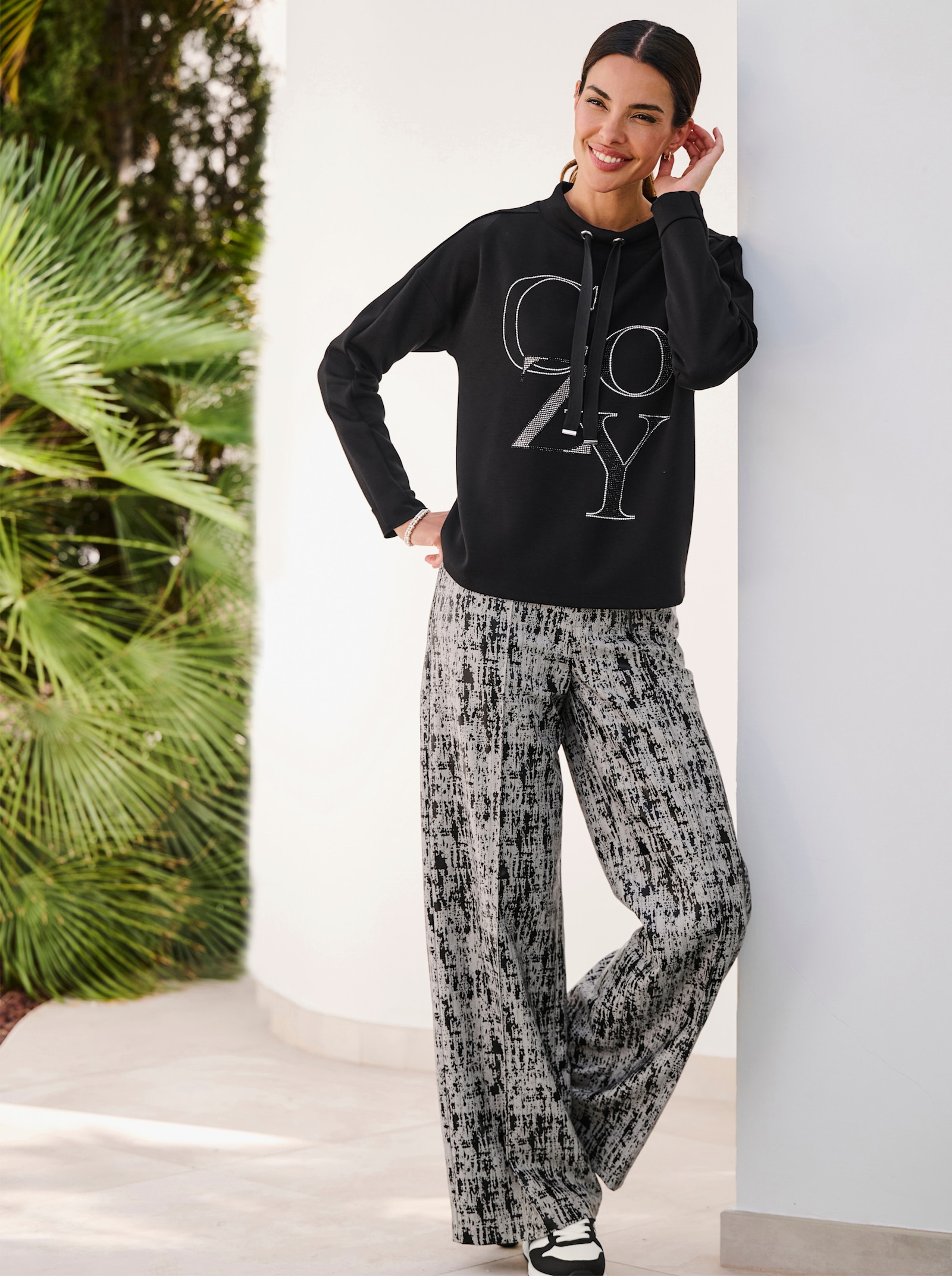 heine Sweatshirt mit Glitzersteinchen - schwarz