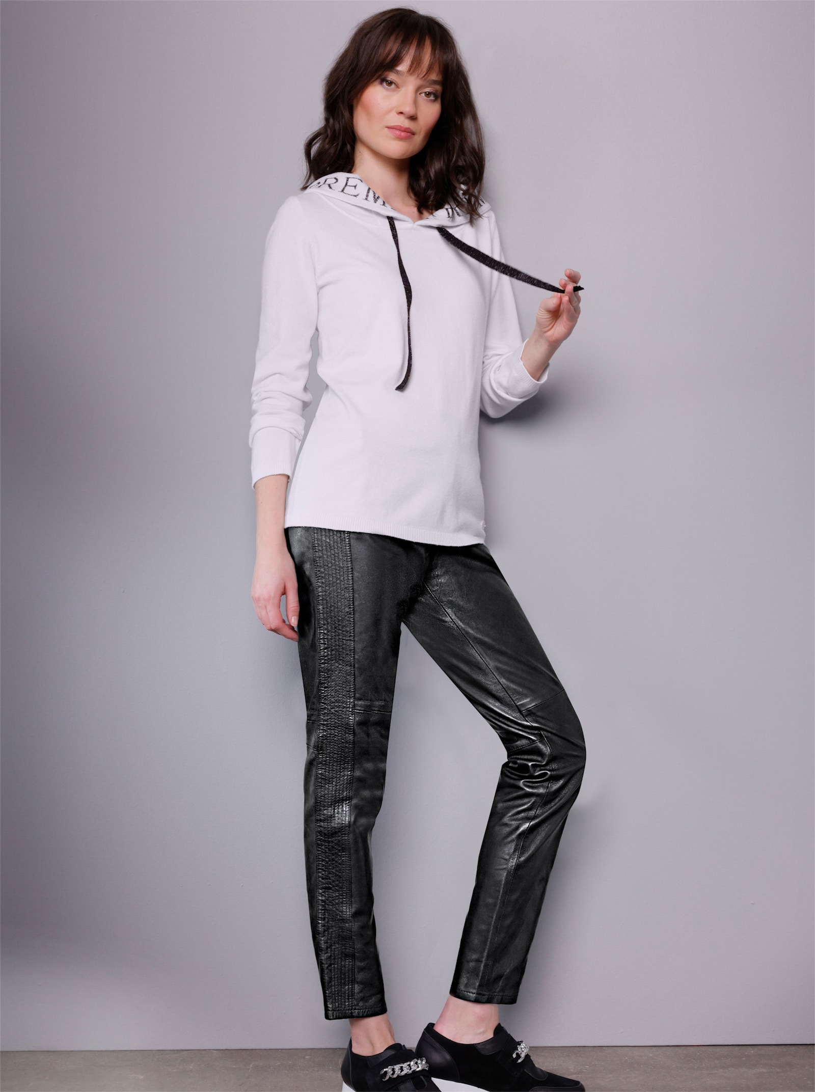 Mainpol Lederhose mit Ziersteppung seitlich - schwarz