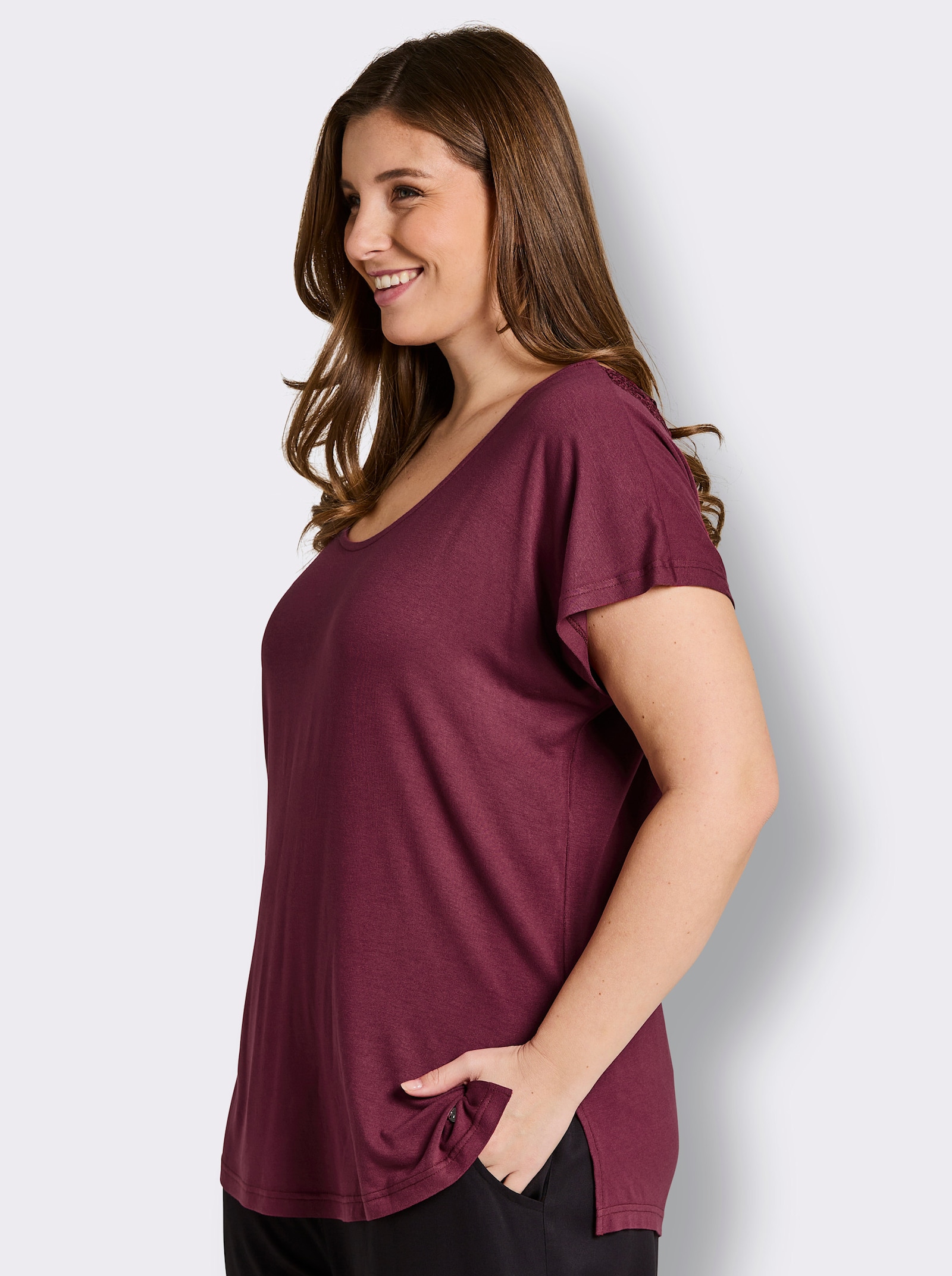 sheego Shirt mit gehäkelter Spitze hinten - bordeaux