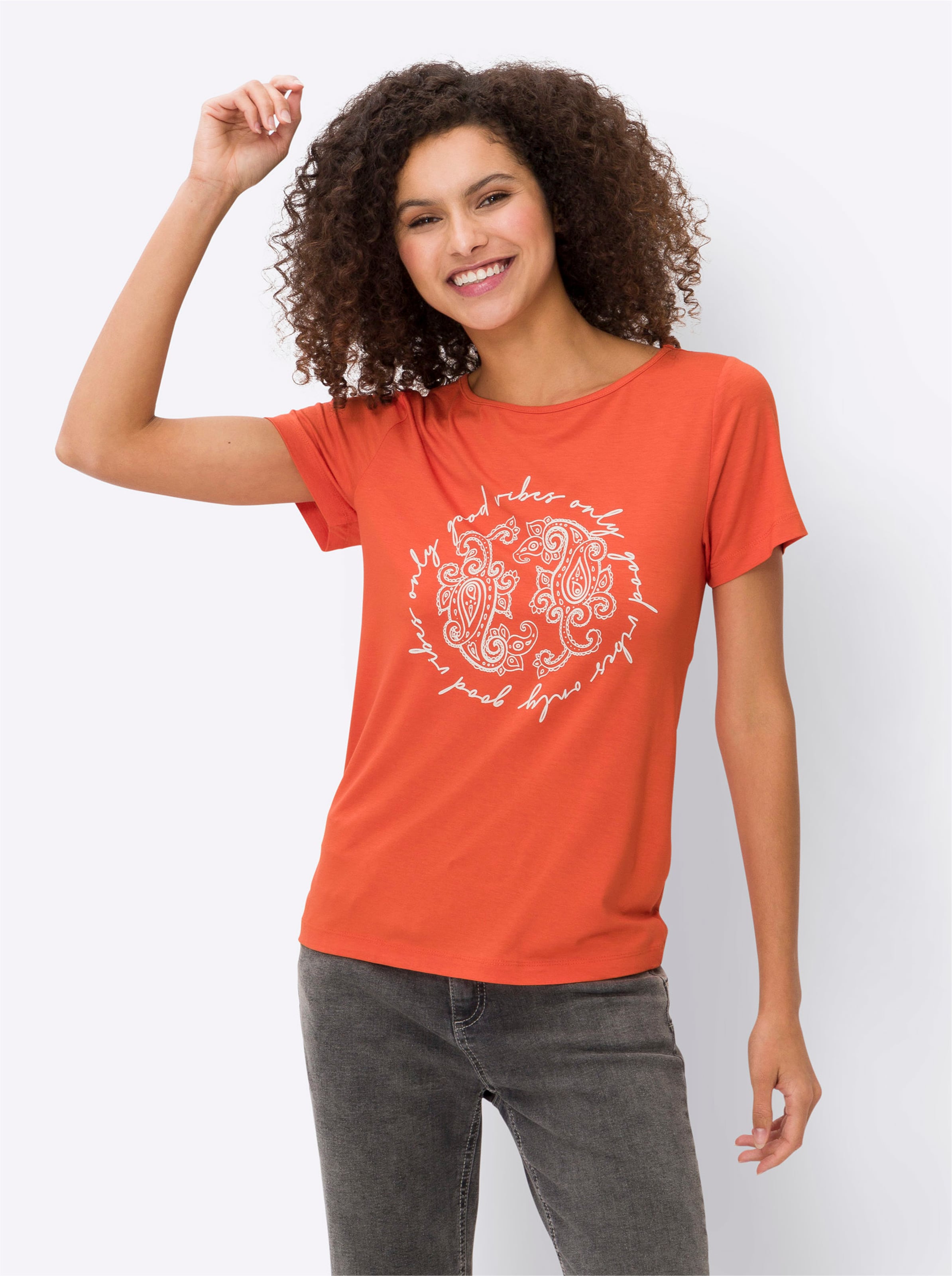 Only von günstig Kaufen-Shirt in orange von heine. Shirt in orange von heine <![CDATA[Shirt Modernes Basic mit platziertem Paisley-Print und Schriftzug GOOD VIBES ONLY vorn. Mit großzügigem Rundhals-Ausschnitt und Kurzarm. Im weichen, trageangenehmen Viskose-Elasthan-Mix.]]>. 