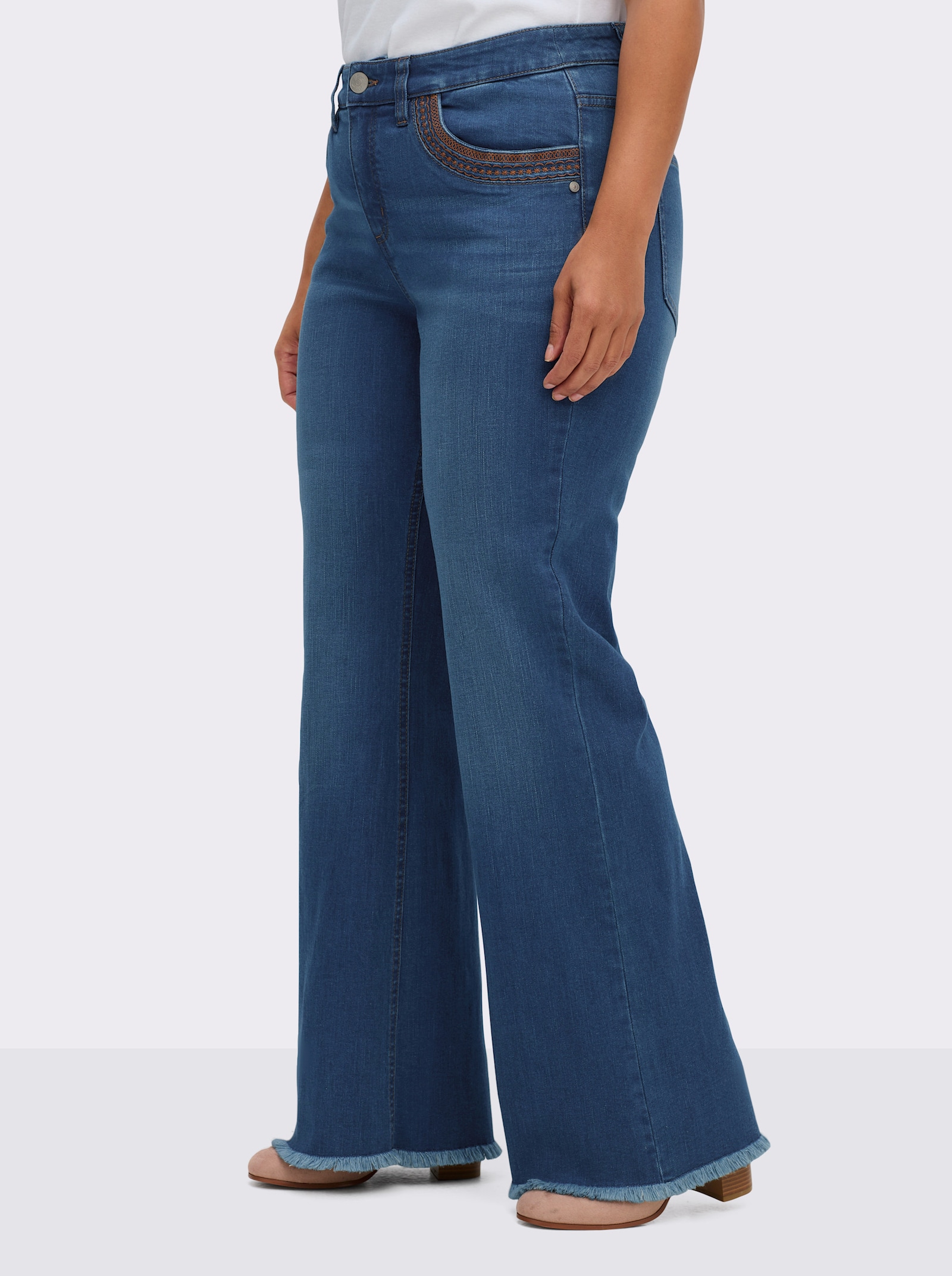 sheego Bootcut-Jeans mit Fransensaum - blue-stone-washed