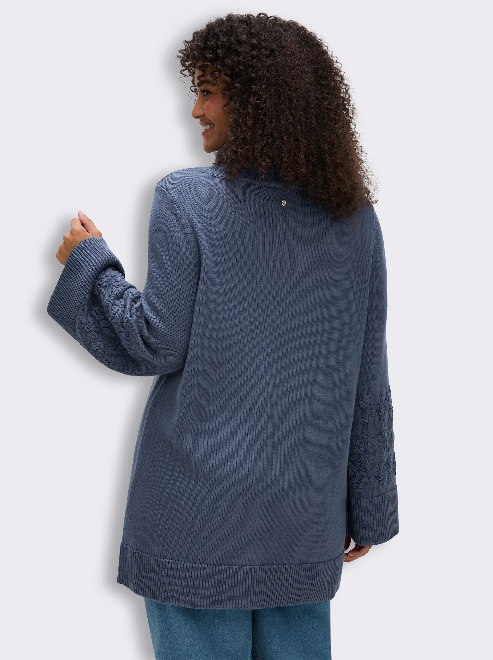 sheego Rollkragenpullover mit Stickereien am Ärmel - rauchblau
