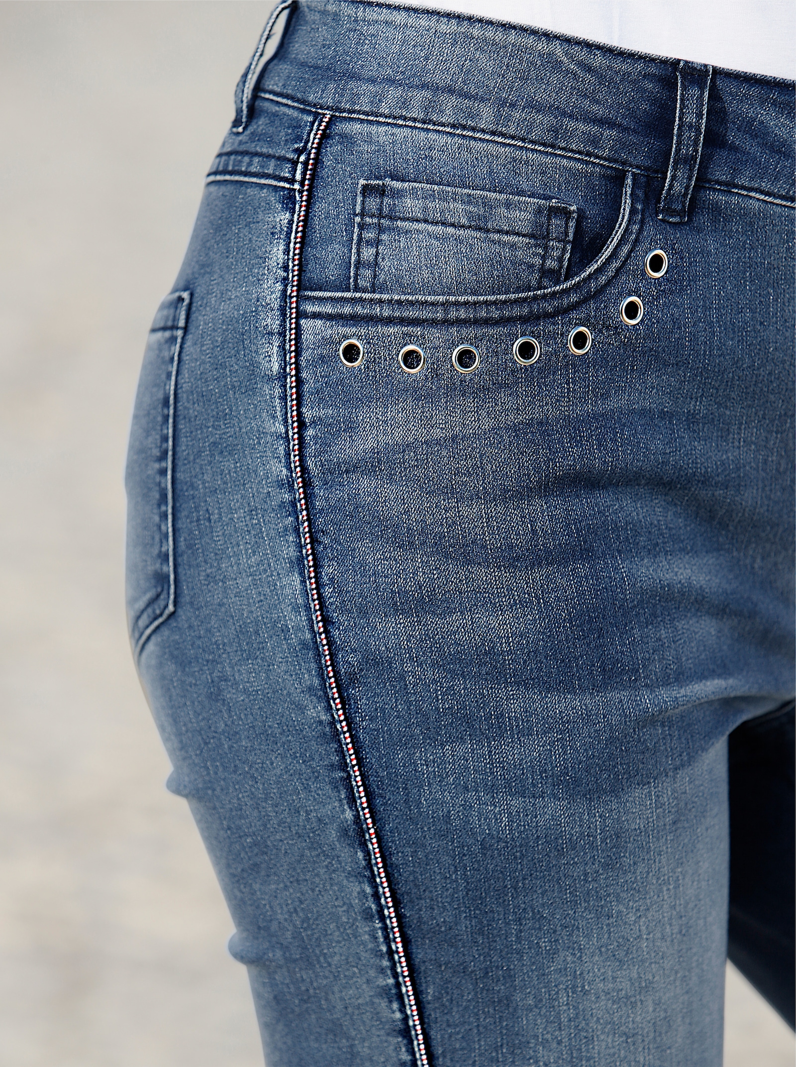 Jeans mit Ösendekor an den Taschen - blue-stone-washed