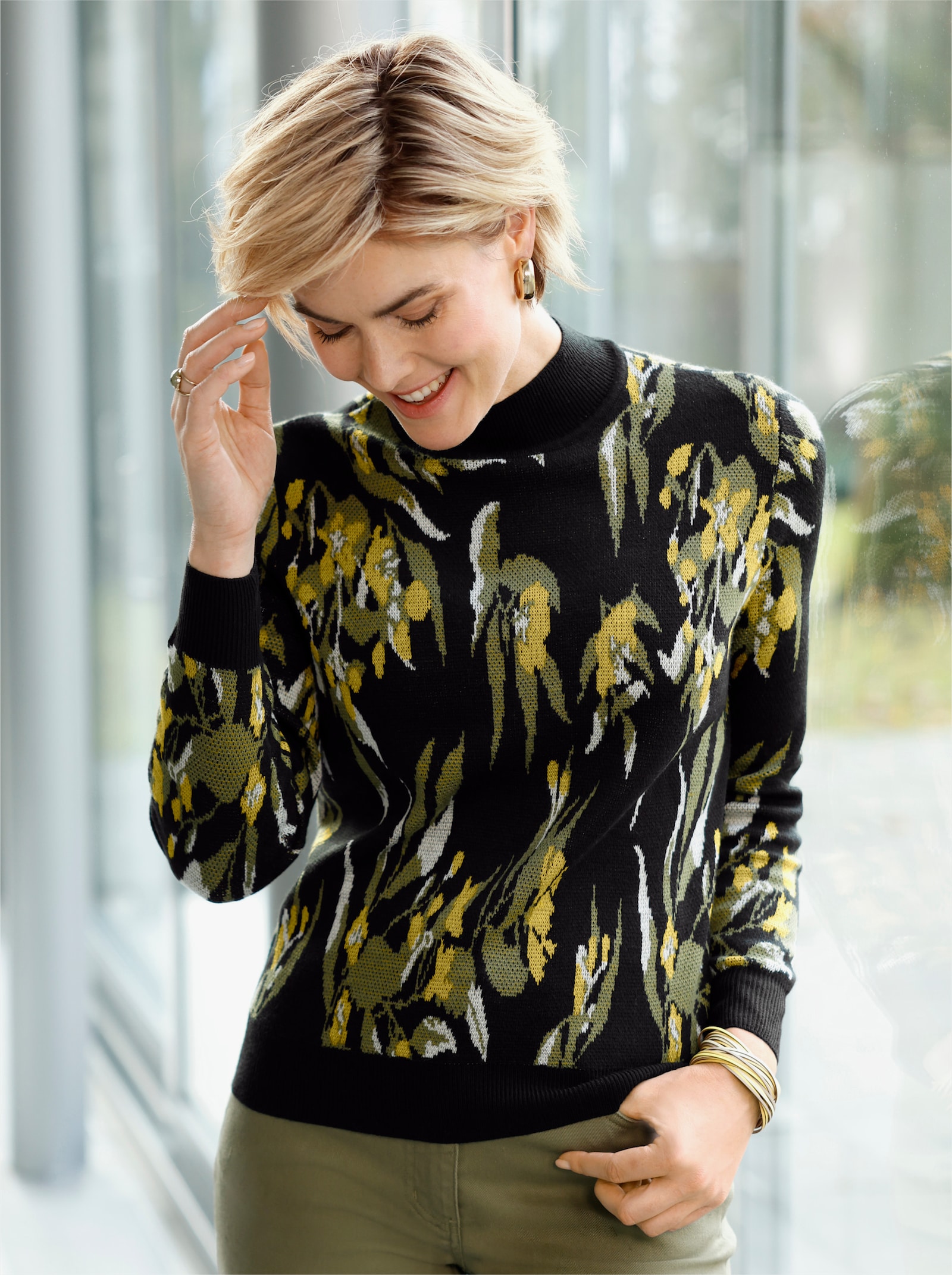 Jacquard-Pullover mit Stehkragen - schwarz-ocker-gemustert