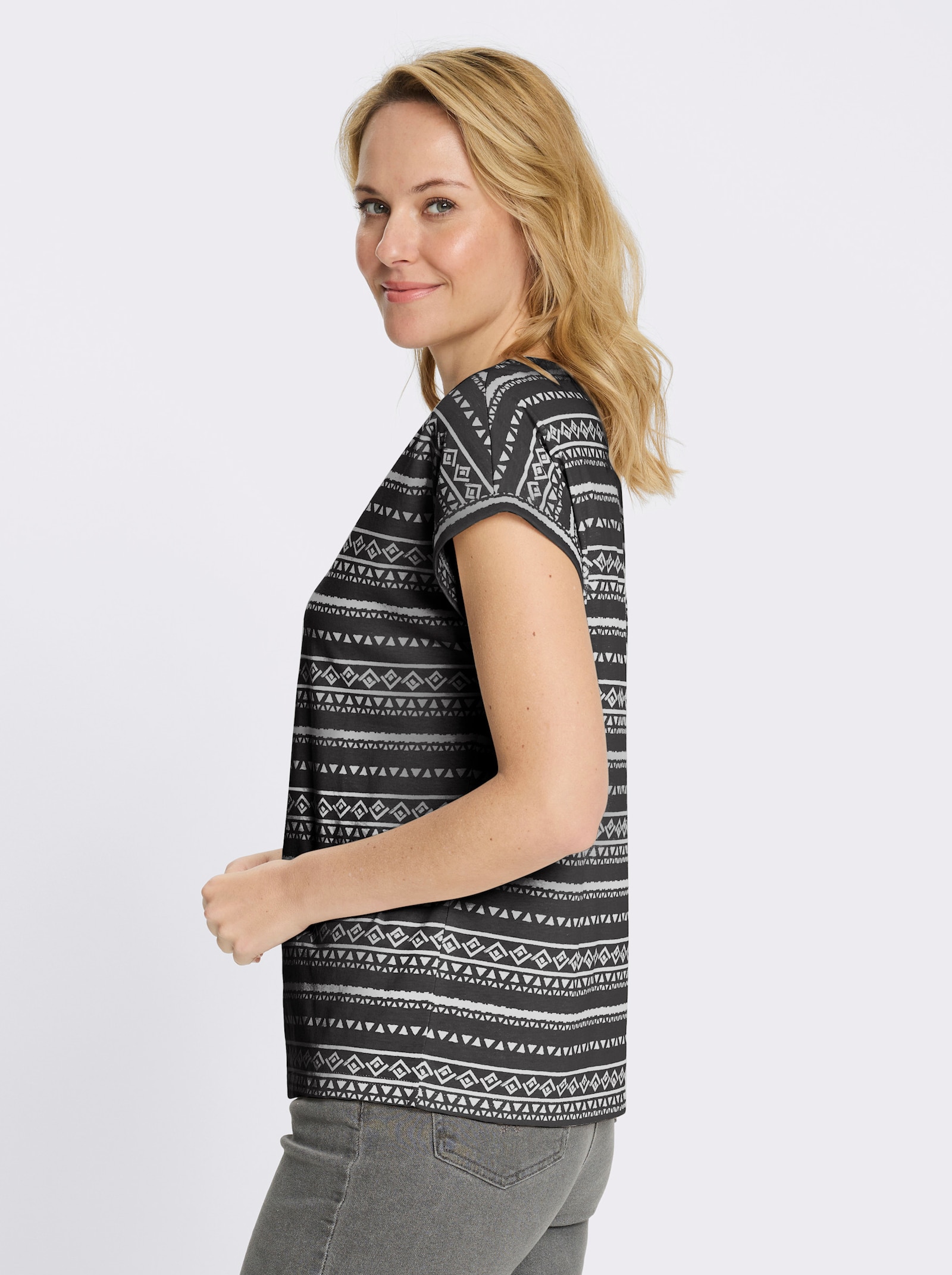 Kurzarmshirt mit überschnittenen Schultern - schwarz-ecru-bedruckt