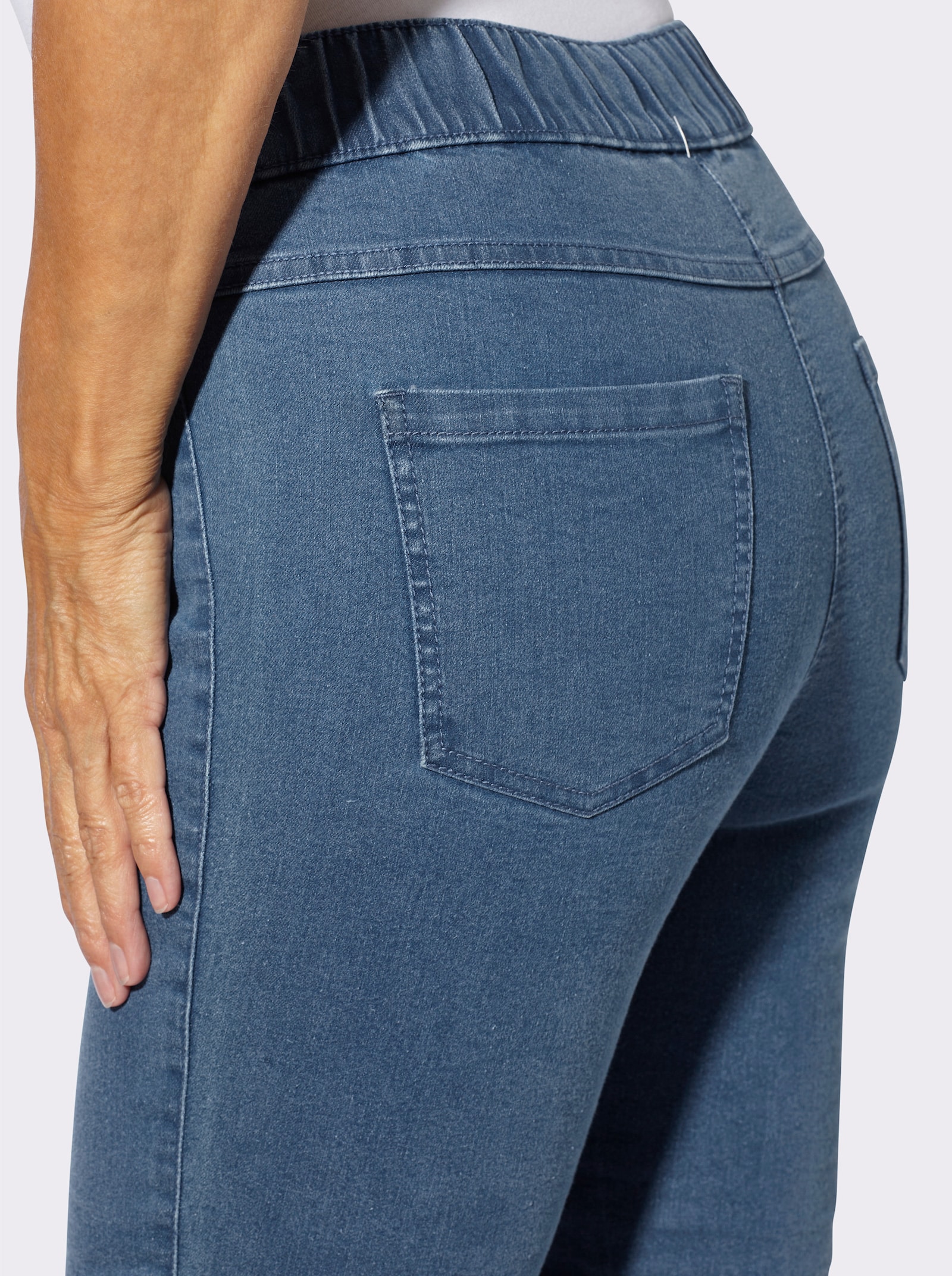 Gerade Jeans mit v-förmiger Passe vorne - blue-bleached
