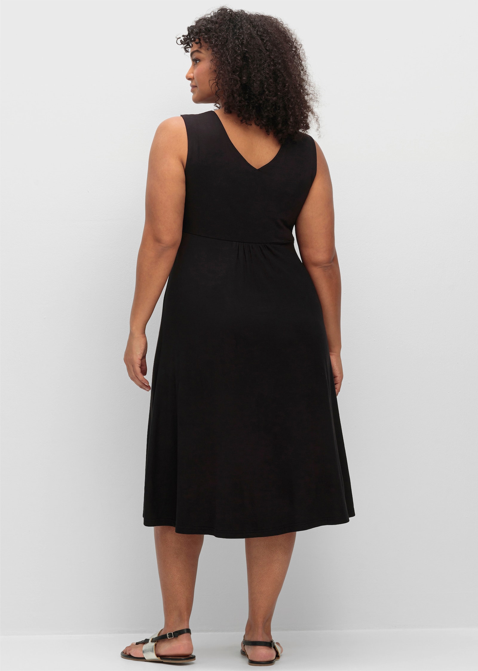 sheego Jerseyjurk met rimpeling voor, mouwloos - zwart