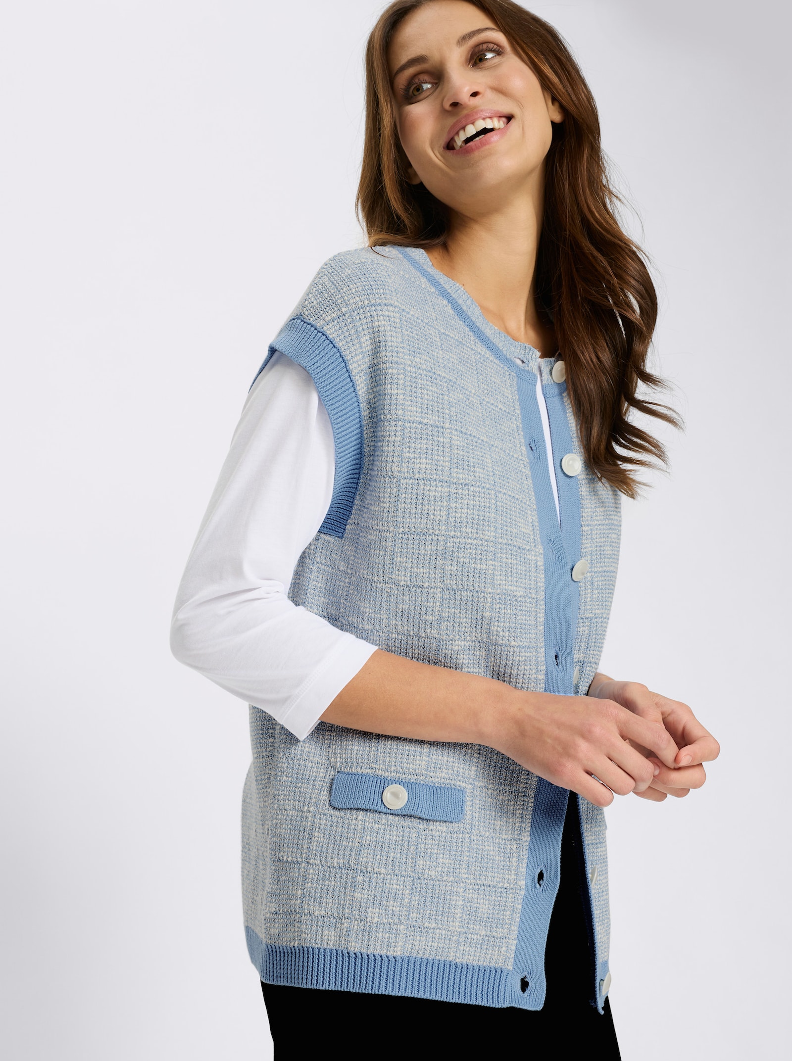 Strickweste mit imitierten Pattentaschen - himmelblau-ecru-gemustert