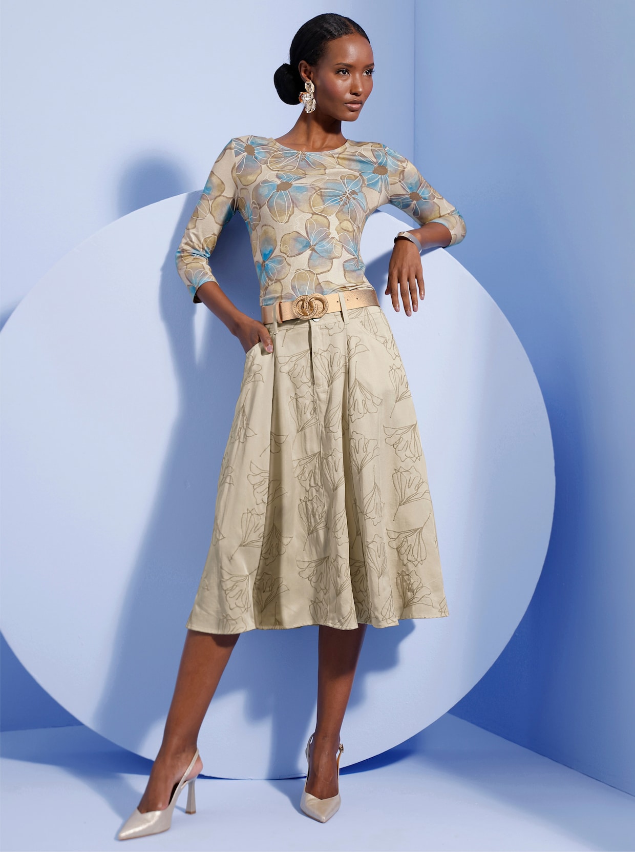 Rundhalsshirt mit Blütendruck rundum - sand-bleu-bedruckt