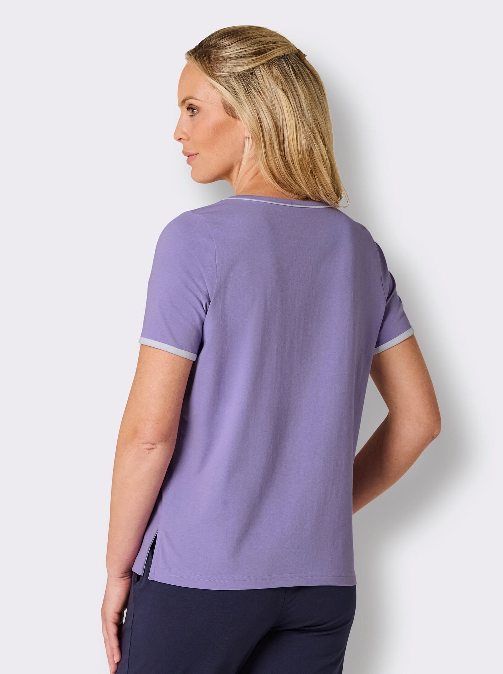 feel good Kurzarmshirt mit Schriftzug - lavendel-weiß