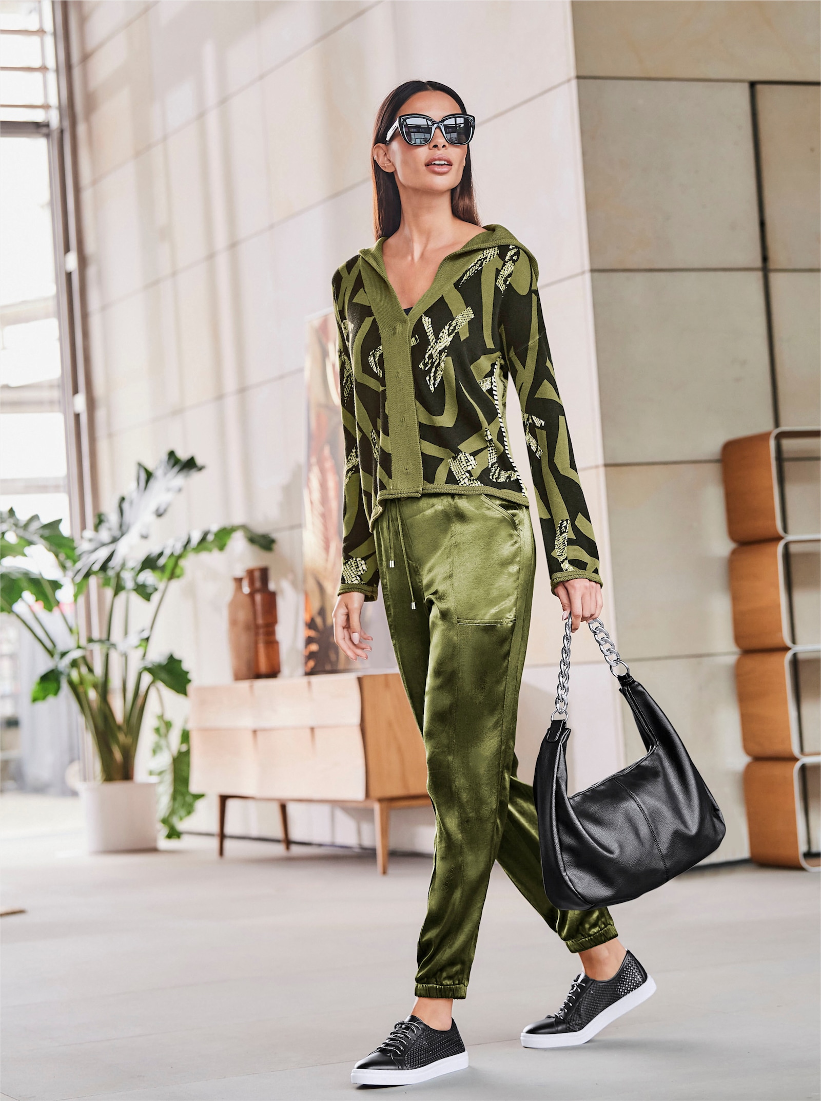 heine Veste en tricot à capuche avec patte de boutonnage invisible - olive-noir imprimé