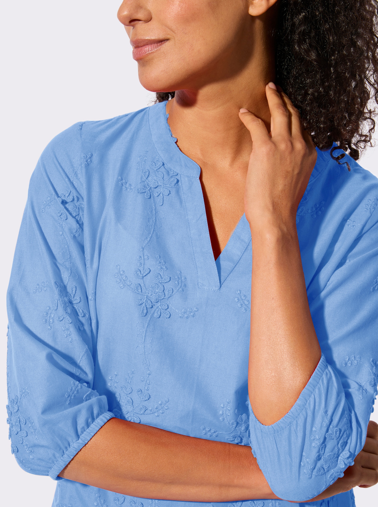 Baumwollbluse mit 3D-Blütenstickerei - himmelblau