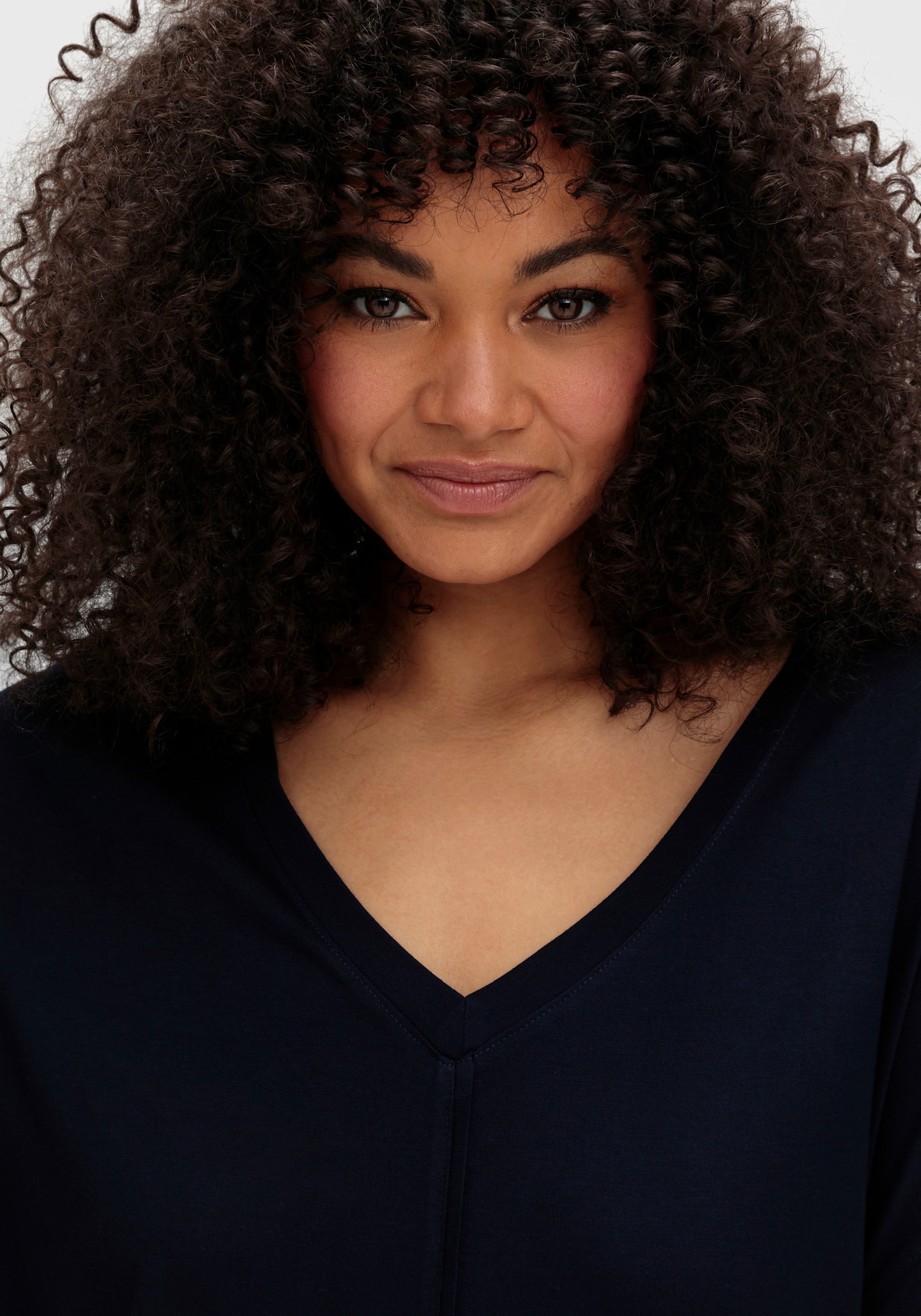 sheego T-Shirt mit V-Ausschnitt und Zierpaspel vorne - tiefblau