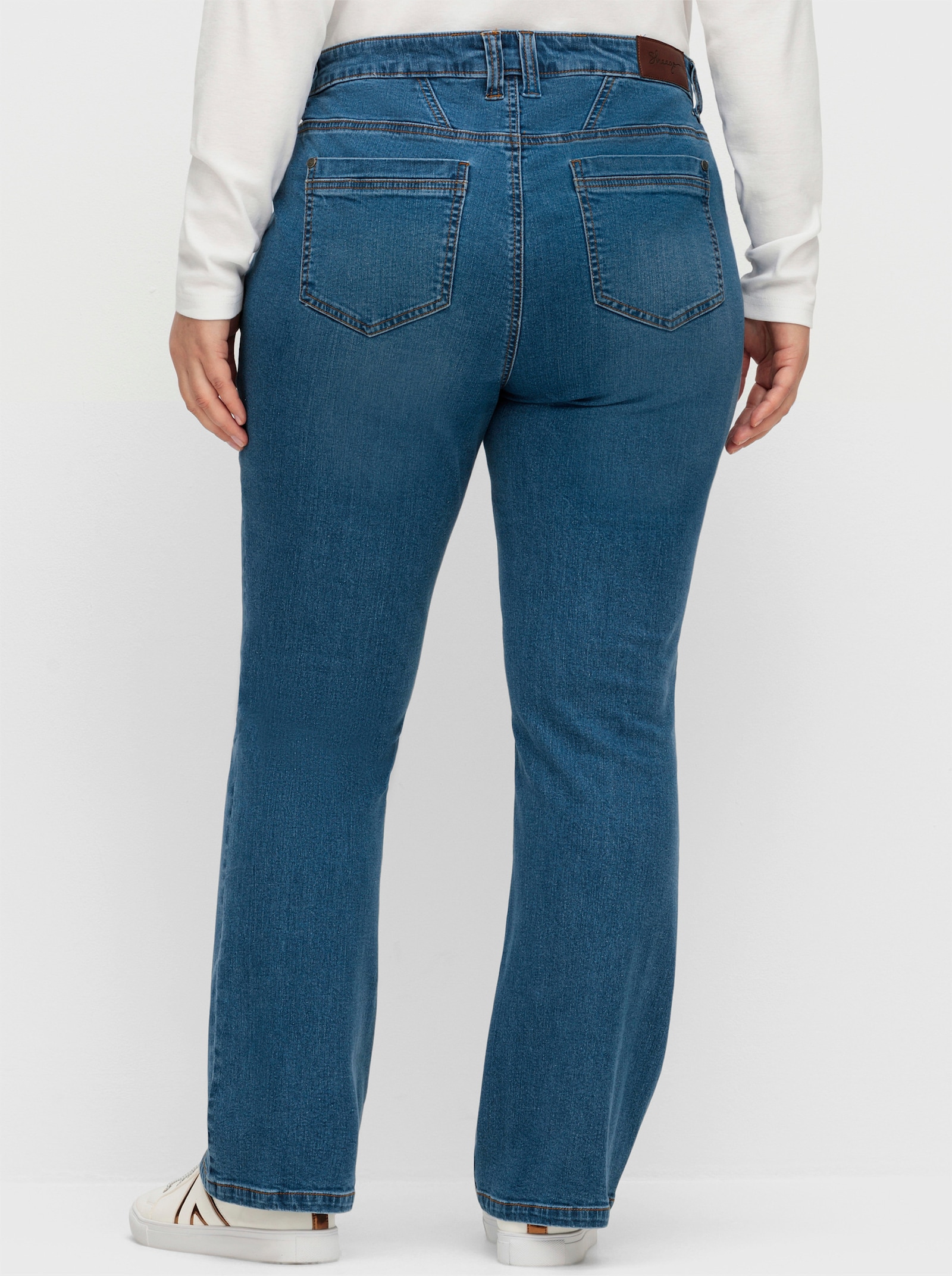 sheego Jean bootcut avec jambes étroites et taille confortable - bleu denim