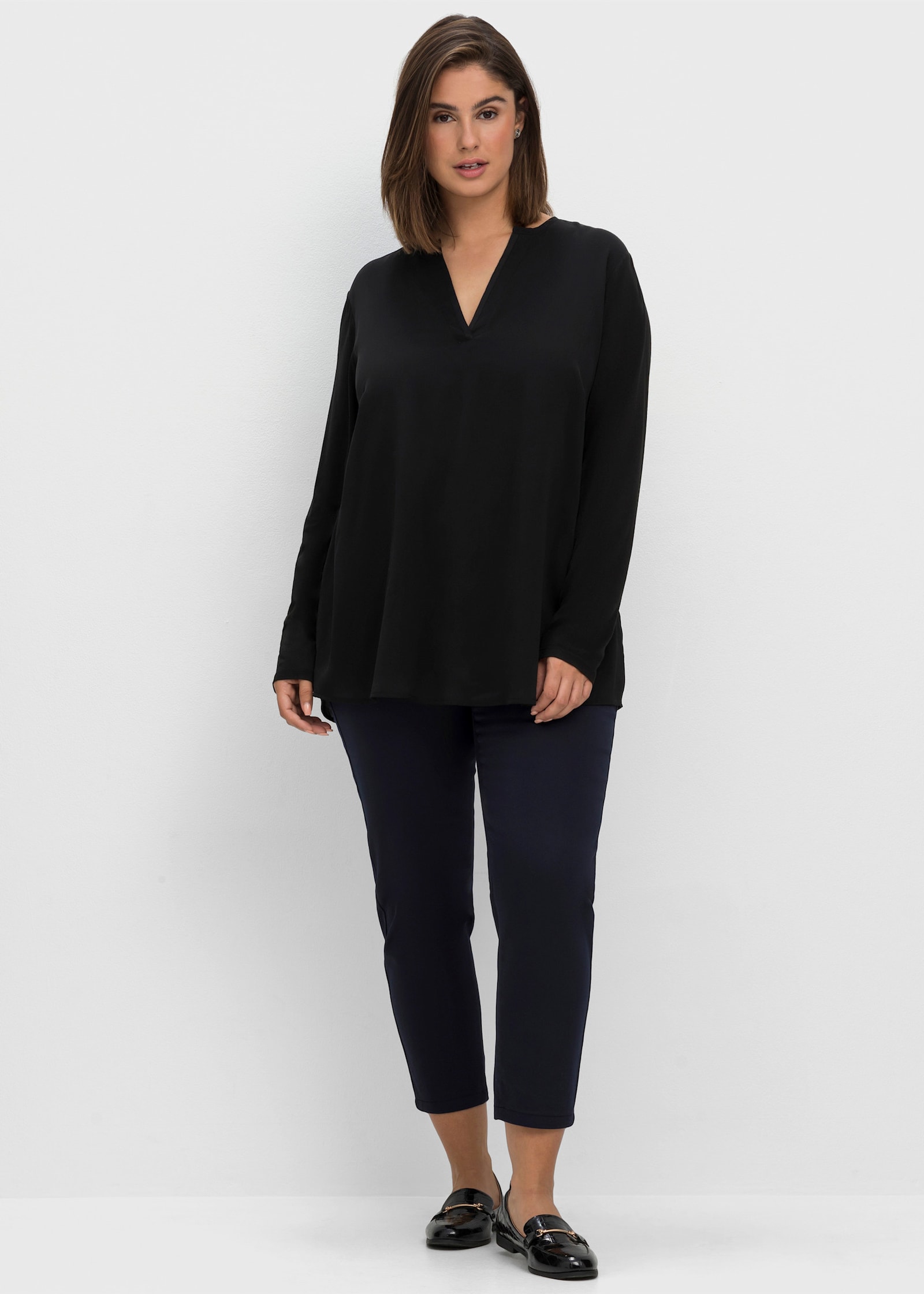 sheego Tunika mit tiefem V-Schlitz - schwarz