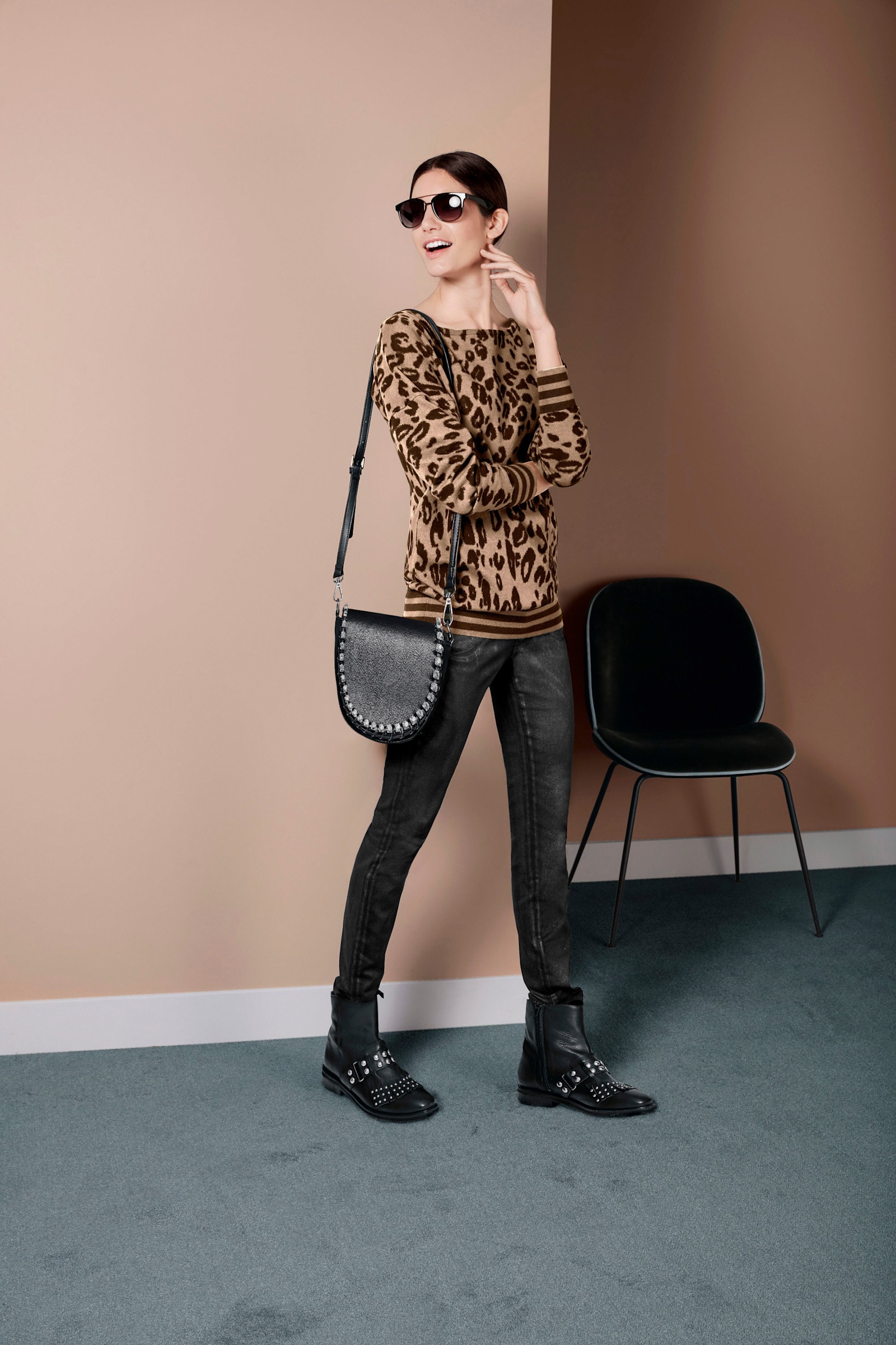 heine Rundhalspullover mit Leo-Print - camel