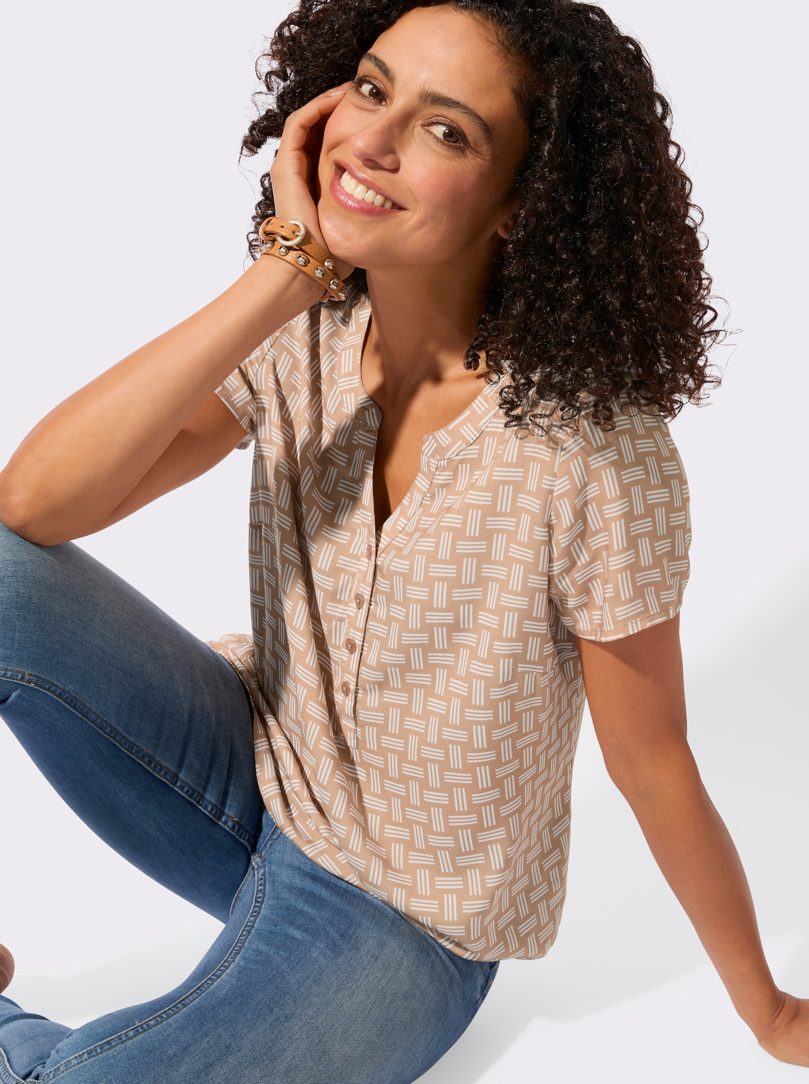 Druckbluse mit abgerundetem Saum - camel-ecru-bedruckt