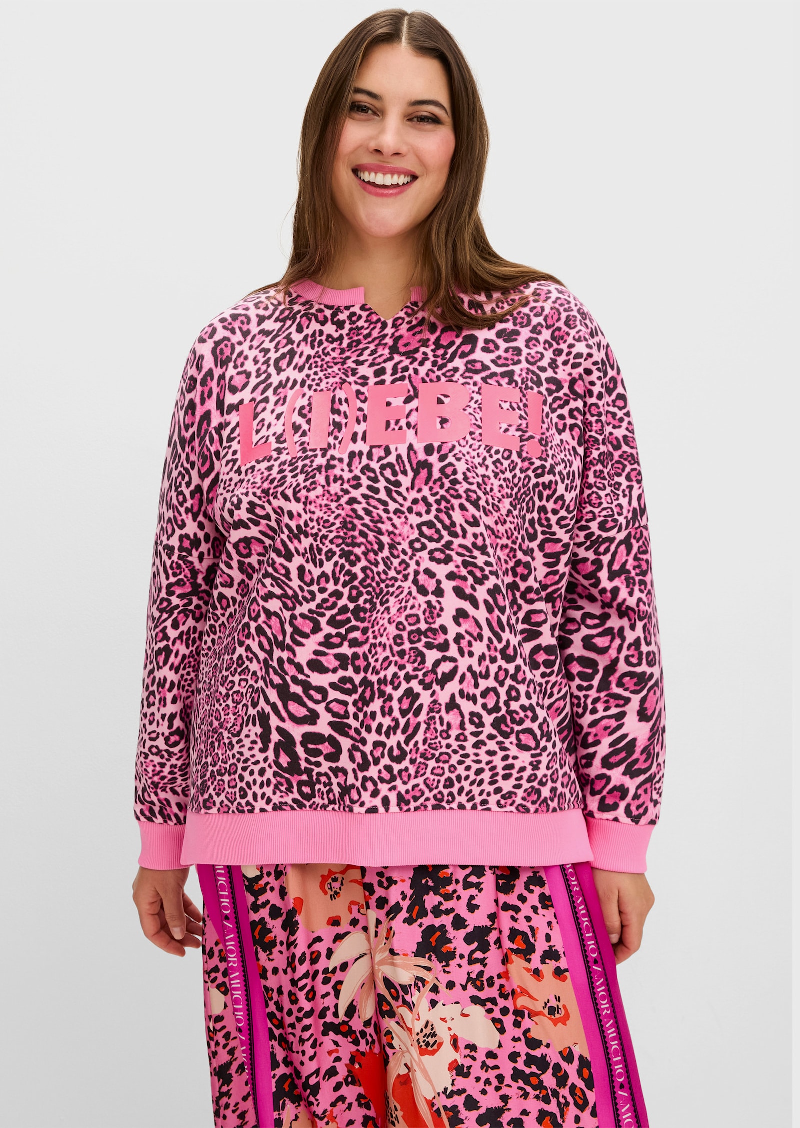 sheego loves miss goodlife Sweatshirt im Leoprint, mit Frontdruck - pink gemustert